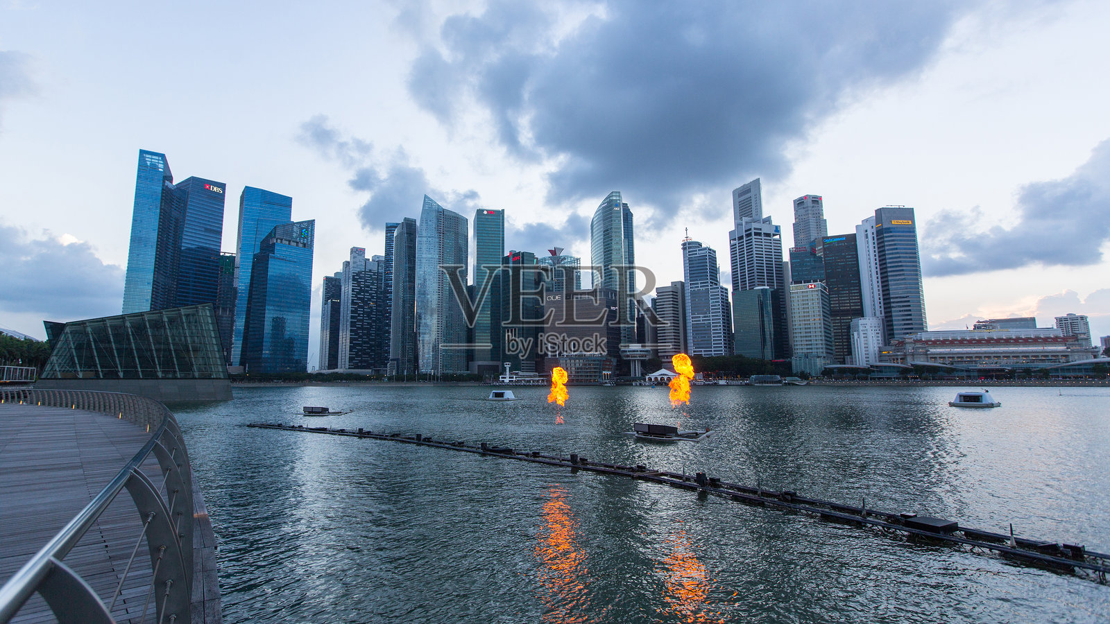 滨海湾商业区的建筑天际线。照片摄影图片