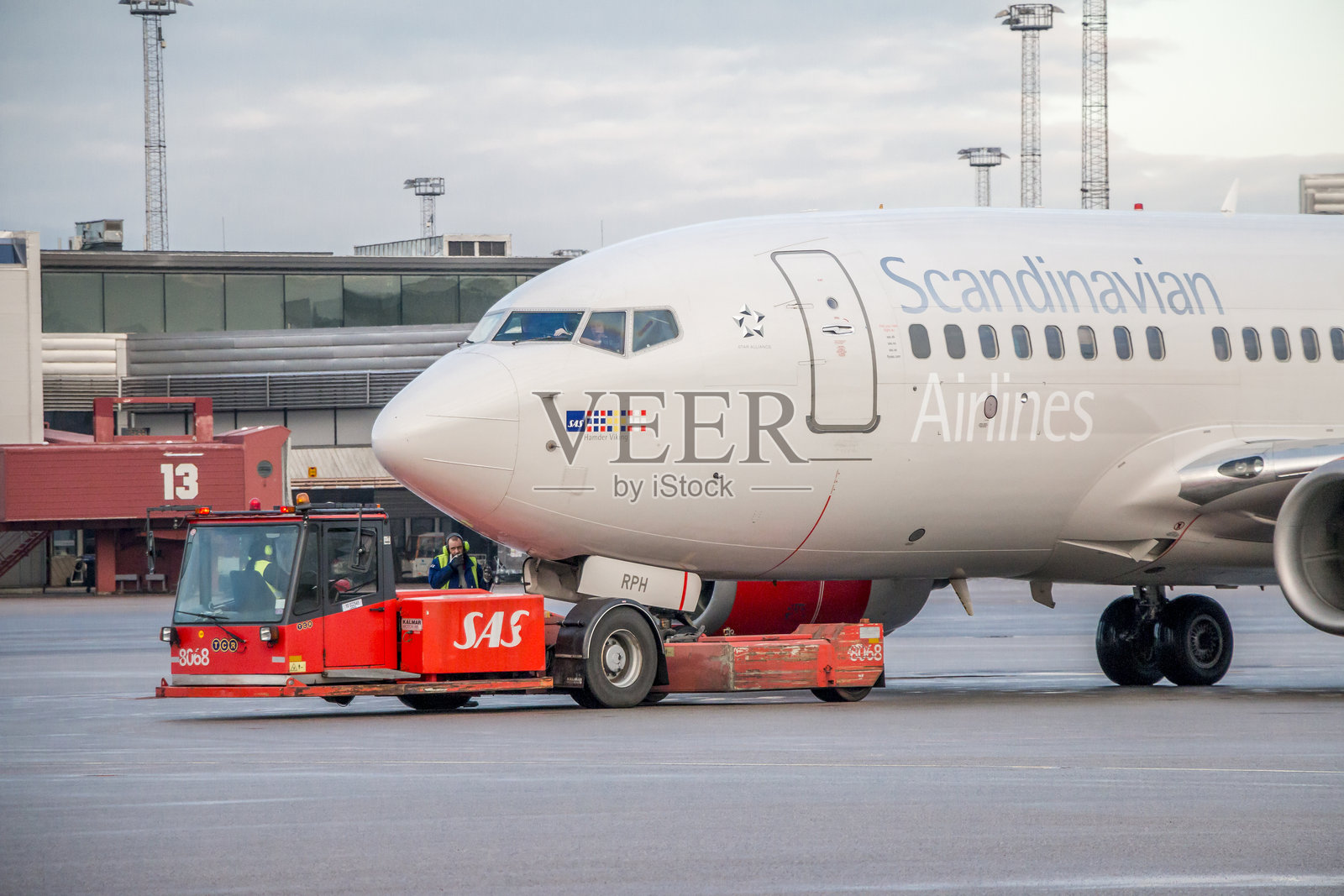 机场工作人员为飞机起飞做准备照片摄影图片