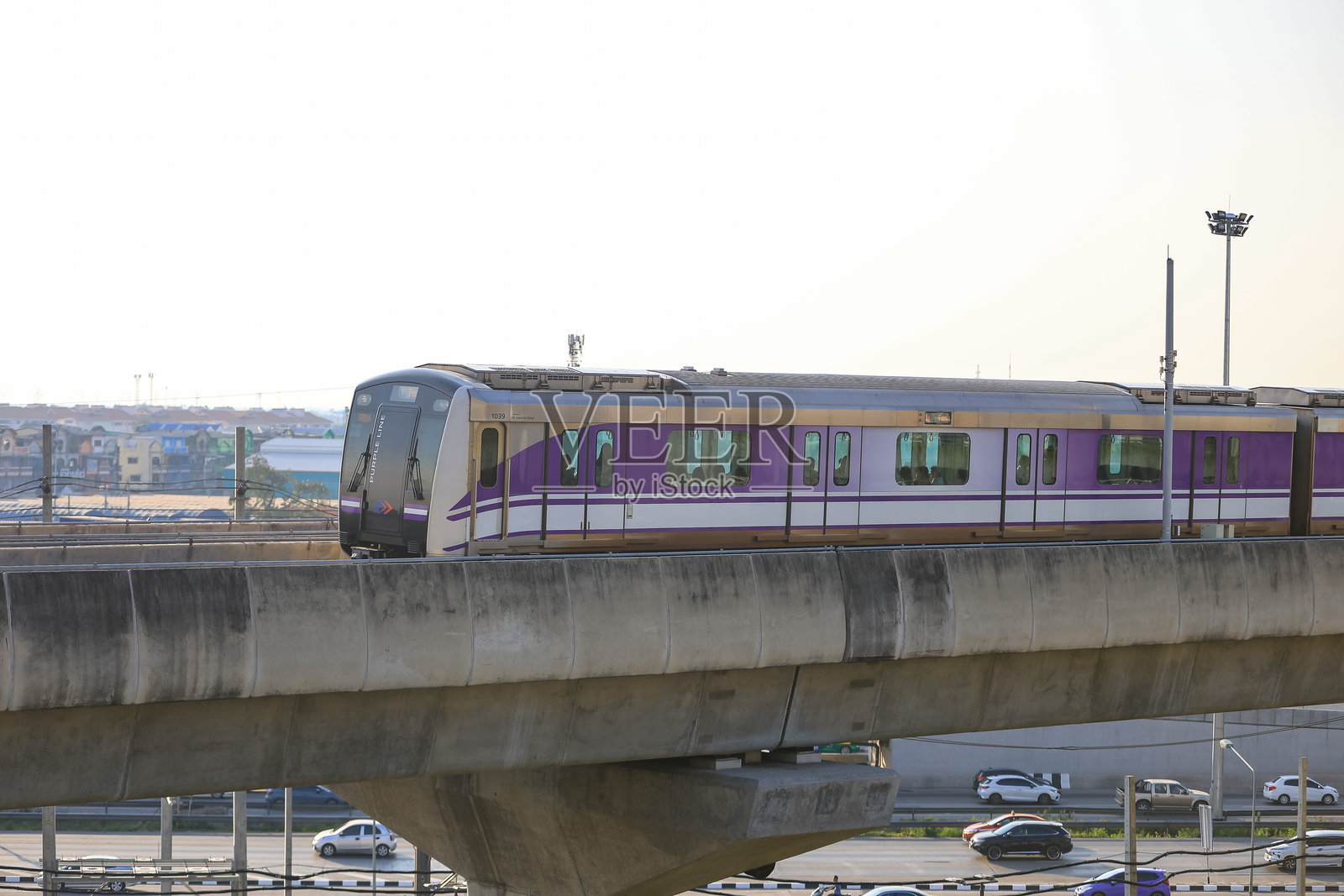 电动天空列车MRT紫线穿过中央西门购物中心，这是泰国农那府邦亚最大的购物广场。照片摄影图片