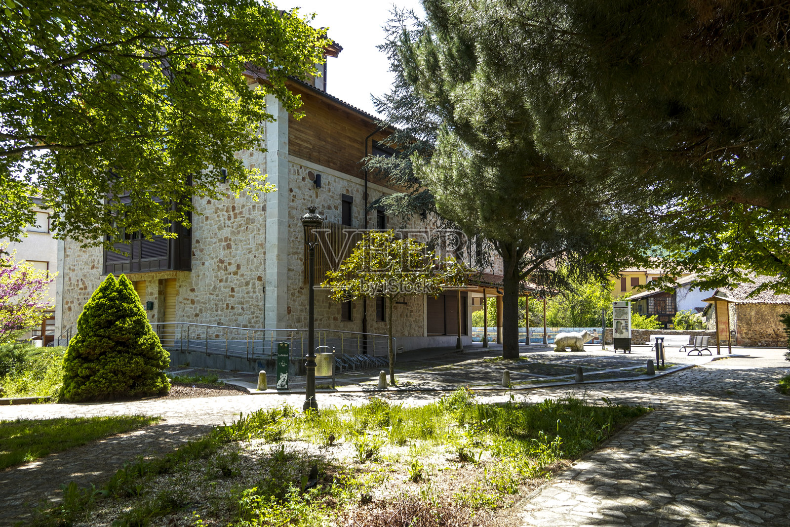 西班牙帕伦西亚省塞尔韦拉·德·皮苏埃尔加的公园别墅照片摄影图片