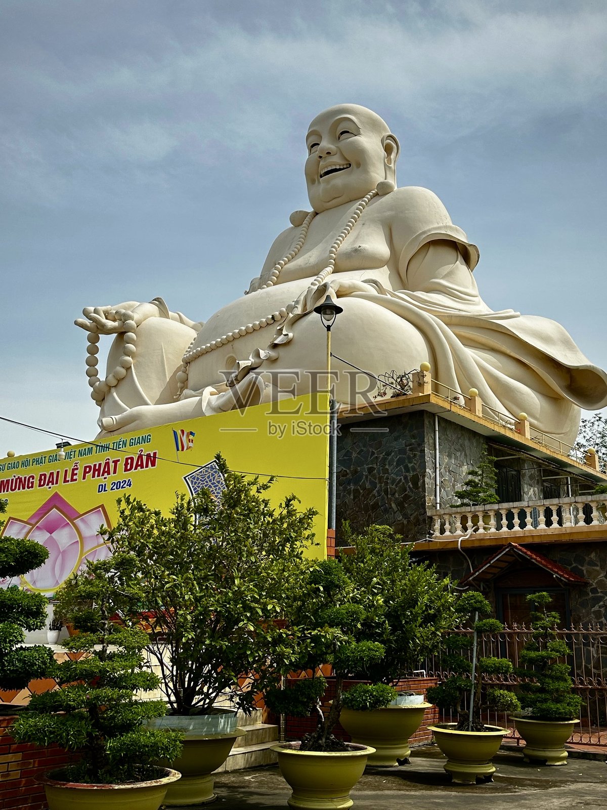 在永长寺微笑的佛像照片摄影图片