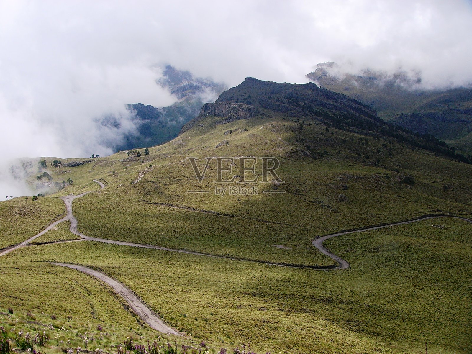 活火山的全景山脉与火山口照片摄影图片