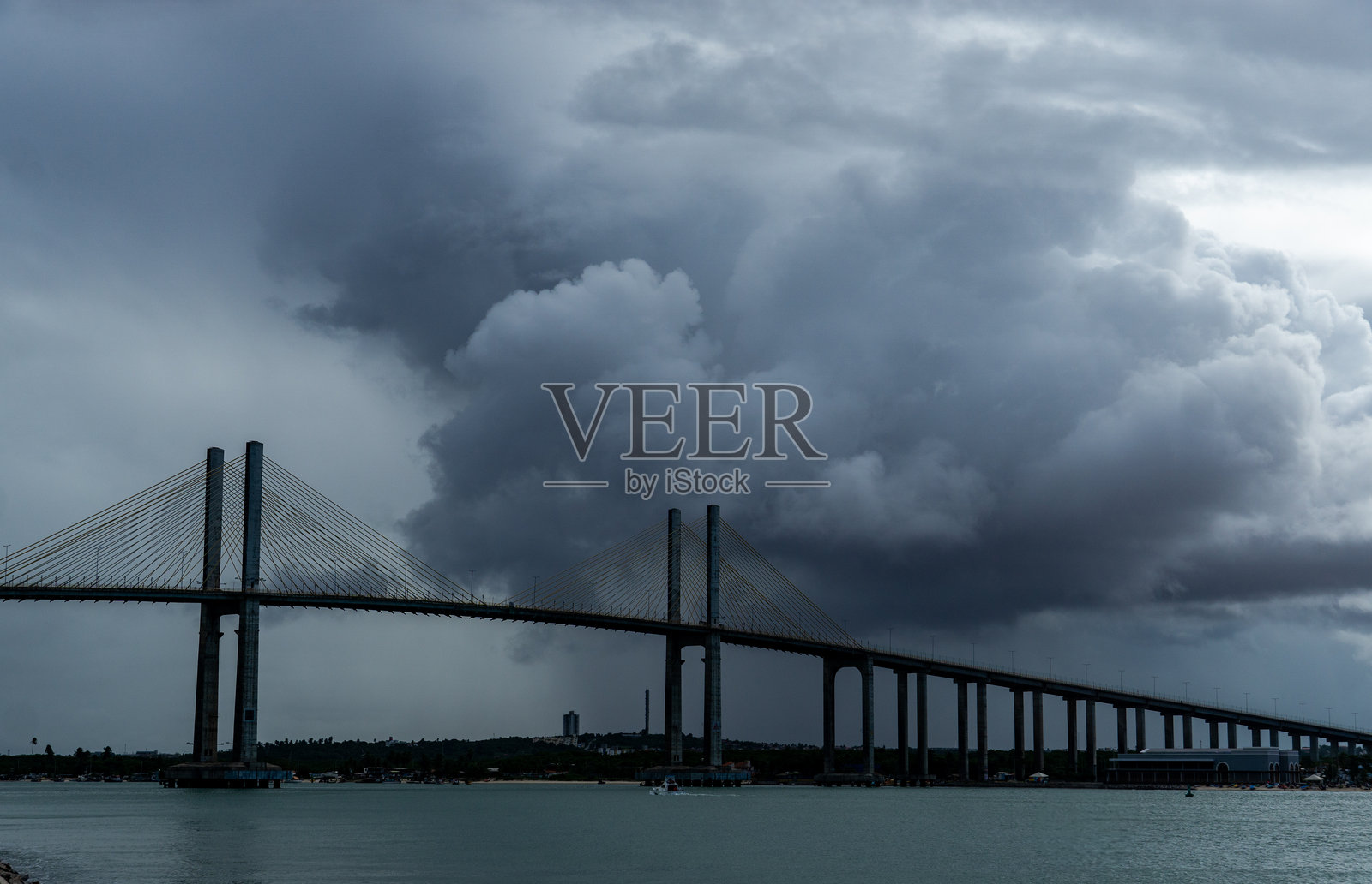暴风雨天空下的桥照片摄影图片