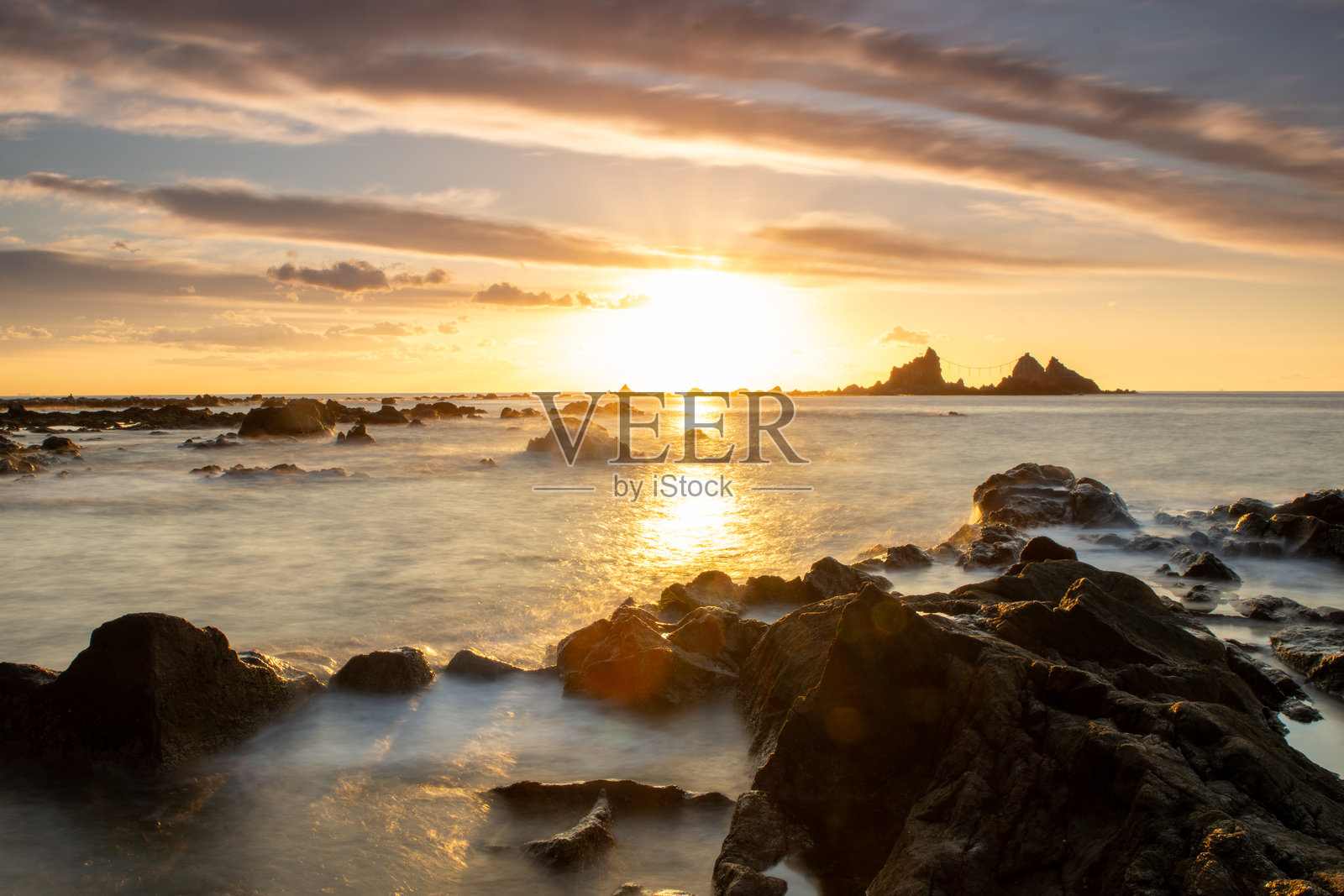 神奇的日出在日本神奈川县真鶴岬的三石岩 – 戏剧性的橙色天空与宁静的海岸风光照片摄影图片
