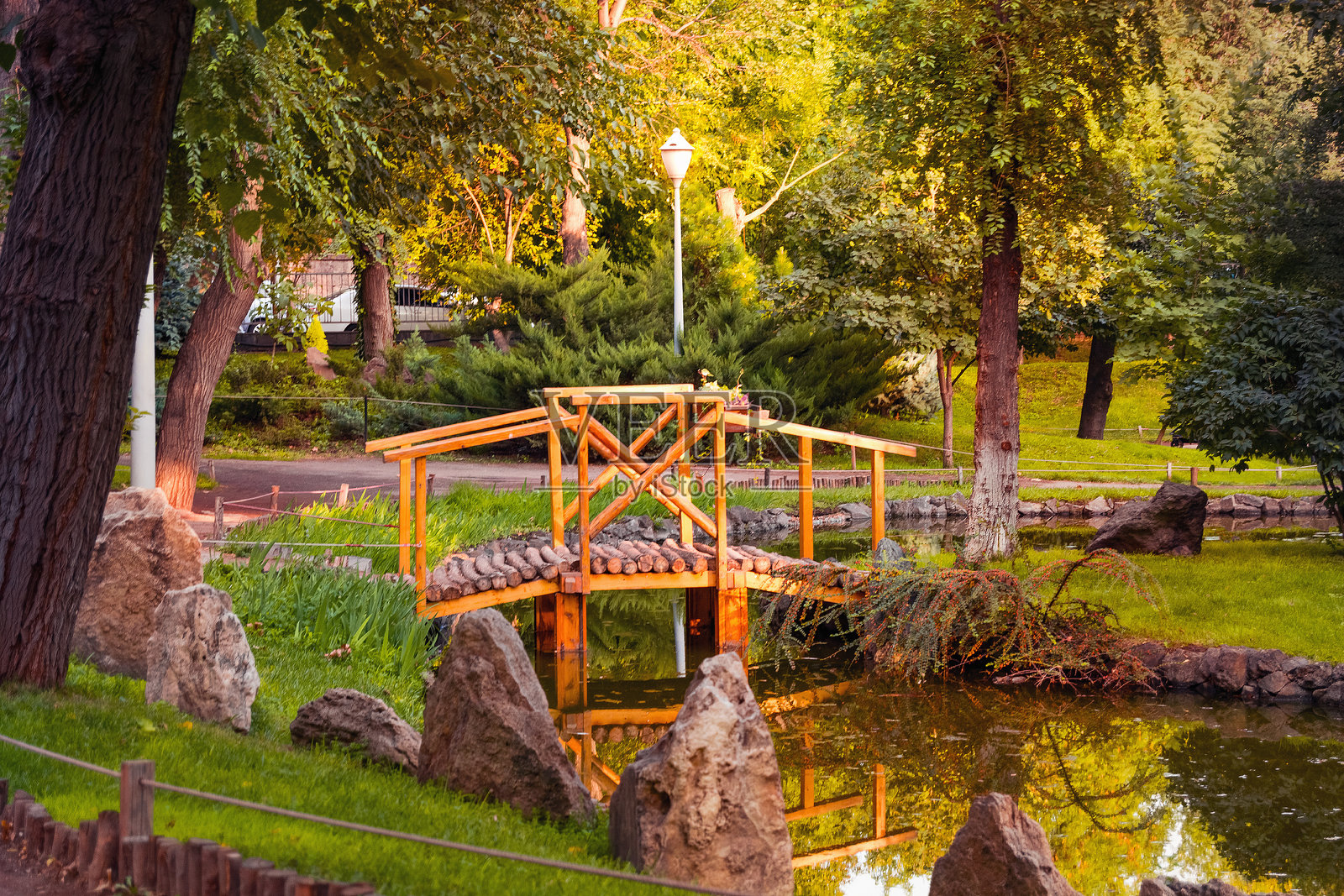 耶烈万的情人公园，桥和池塘。照片摄影图片