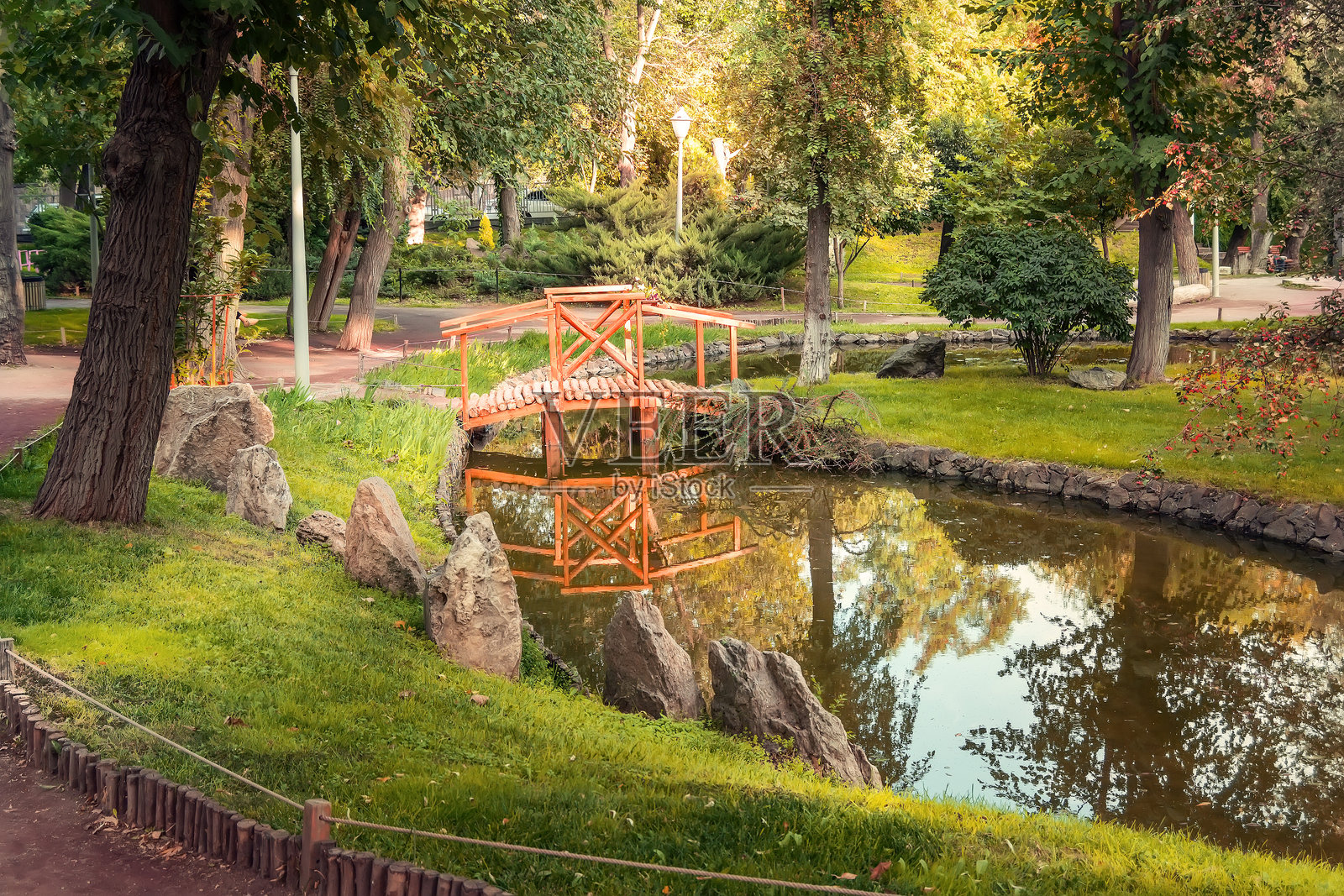 耶烈万的情人公园，桥和池塘。照片摄影图片