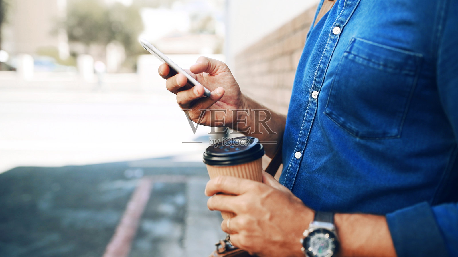 咖啡、手和手机，商务人士在城市街道上搜索方向信息。在市中心的人行道上通勤、使用社交媒体或与员工交流，准备前往工作地点。照片摄影图片