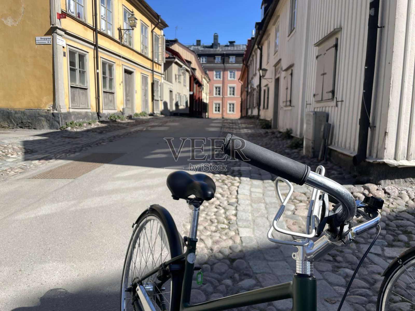 一辆停放在斯德哥尔摩城市街道上的自行车照片摄影图片