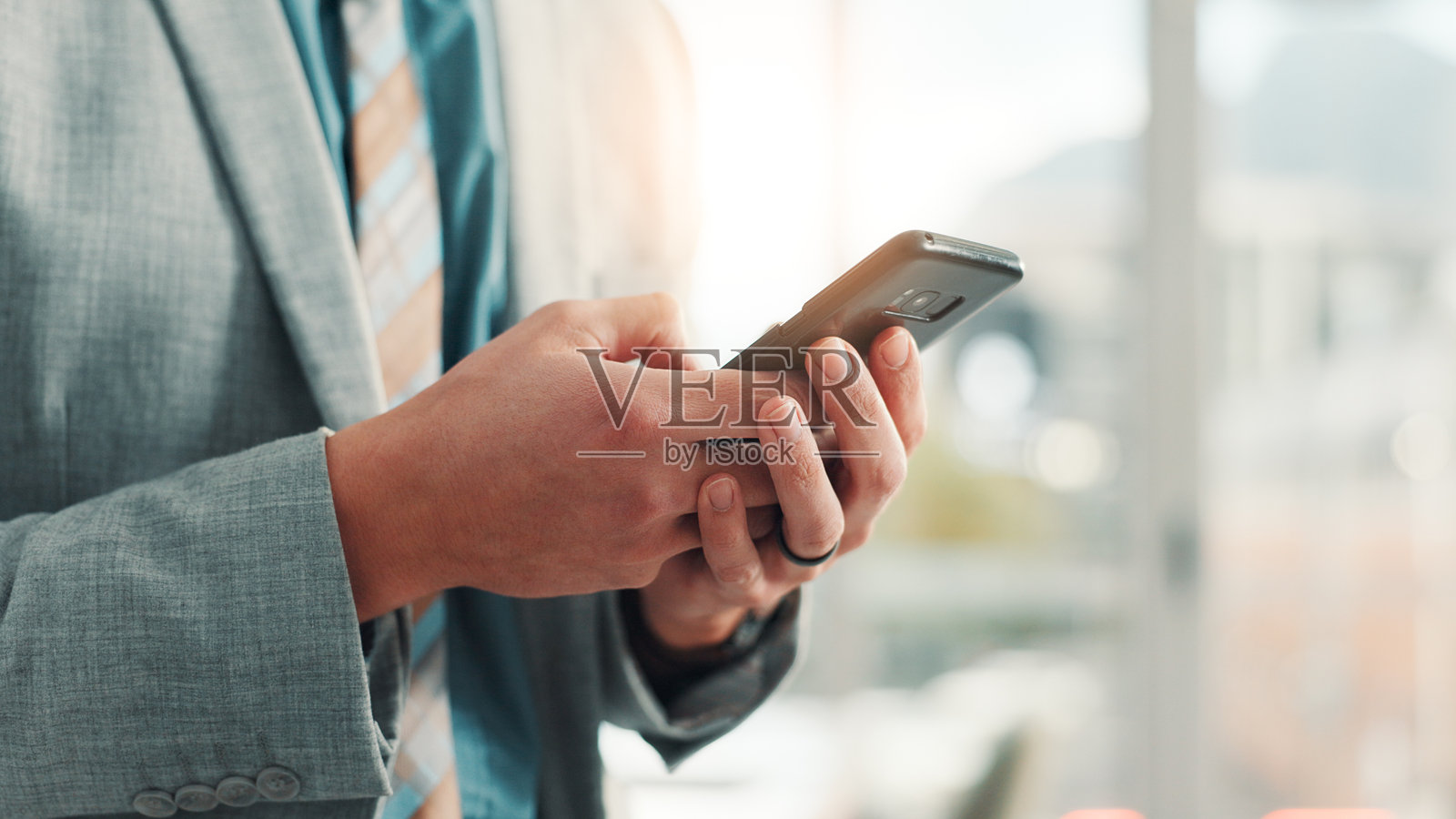 手机、手和办公室里的商人进行沟通、联系或网络交流。反馈、电话和男性财务经理与在线客户在工作场所进行财务报告的电子邮件。照片摄影图片