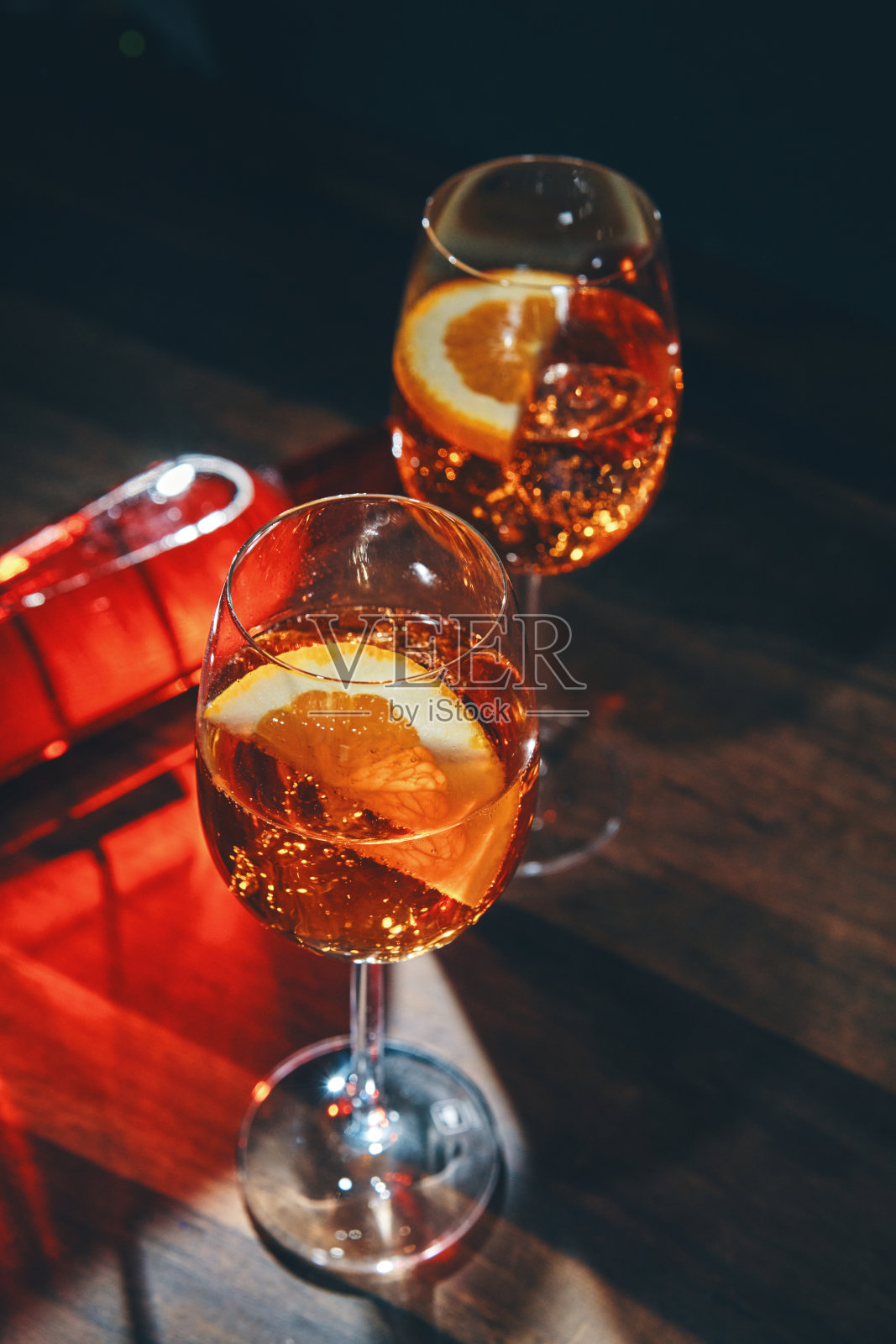 阿佩罗鸡尾酒盛在玻璃杯中照片摄影图片