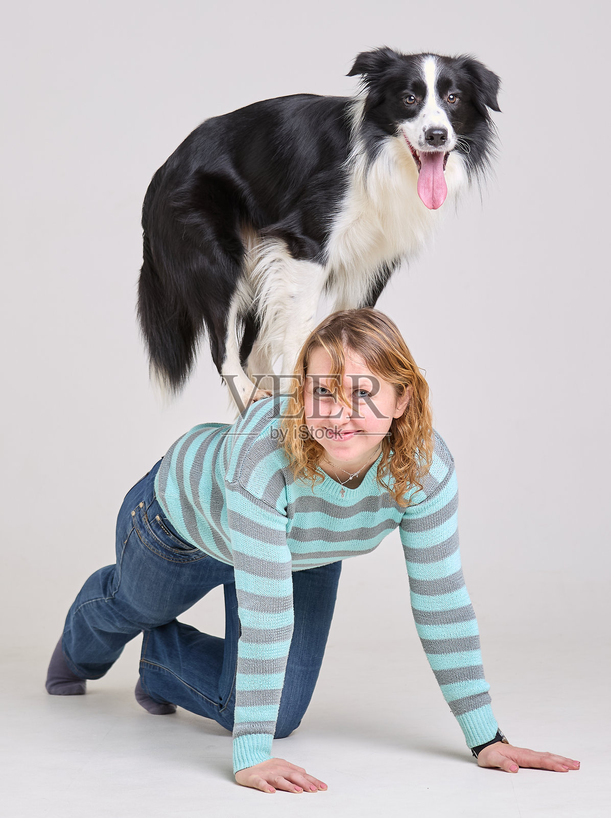 红发年轻女性与她的狗一起主持节目照片摄影图片