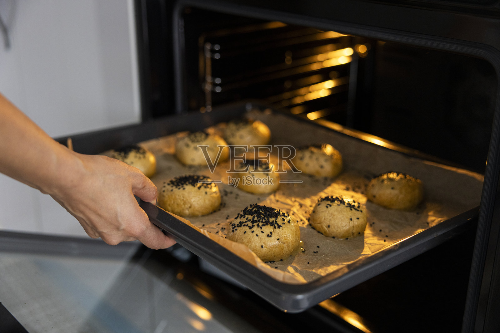 新鲜出炉的烘焙糕点照片摄影图片