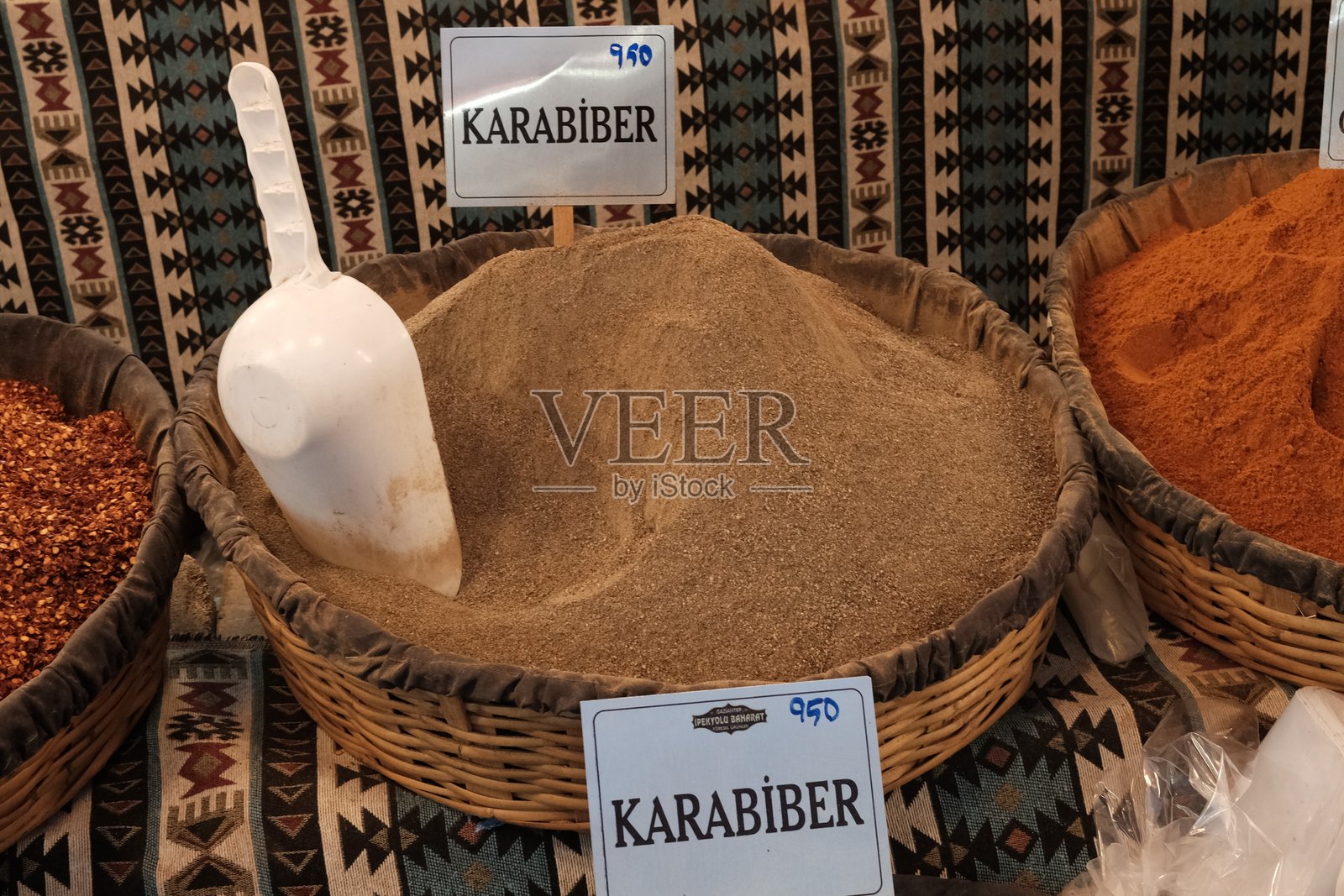 土耳其市场上出售的黑胡椒粉照片摄影图片