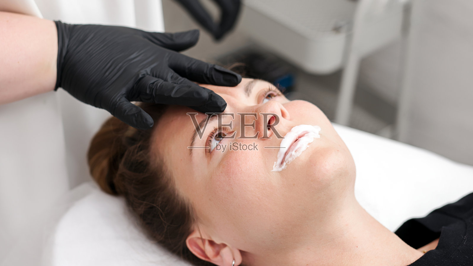 美容师为年轻女性的嘴唇做准备照片摄影图片