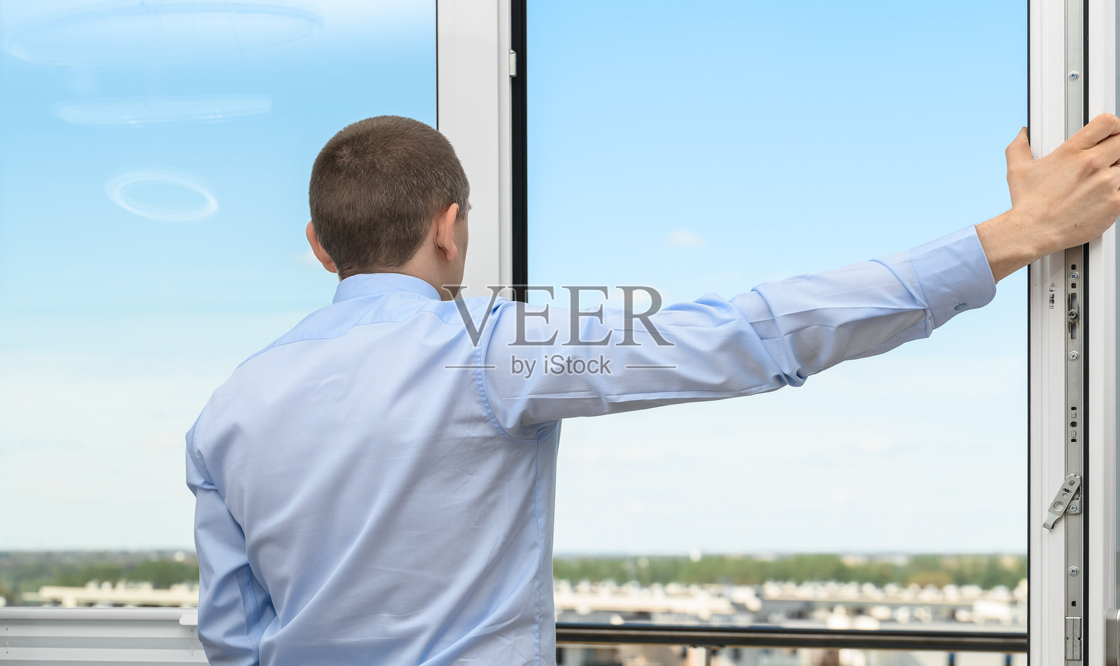 伤心孤独的男人站在敞开的窗前思考人生照片摄影图片