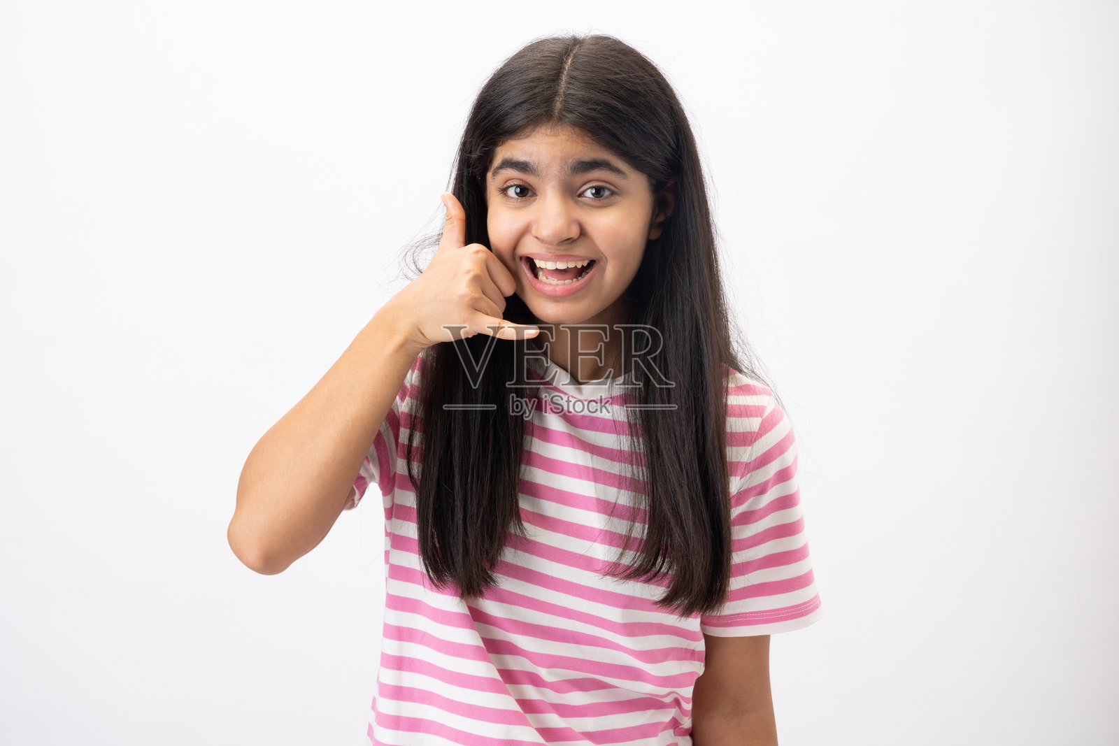 穿着T恤的少女肖像，背景为白色照片摄影图片