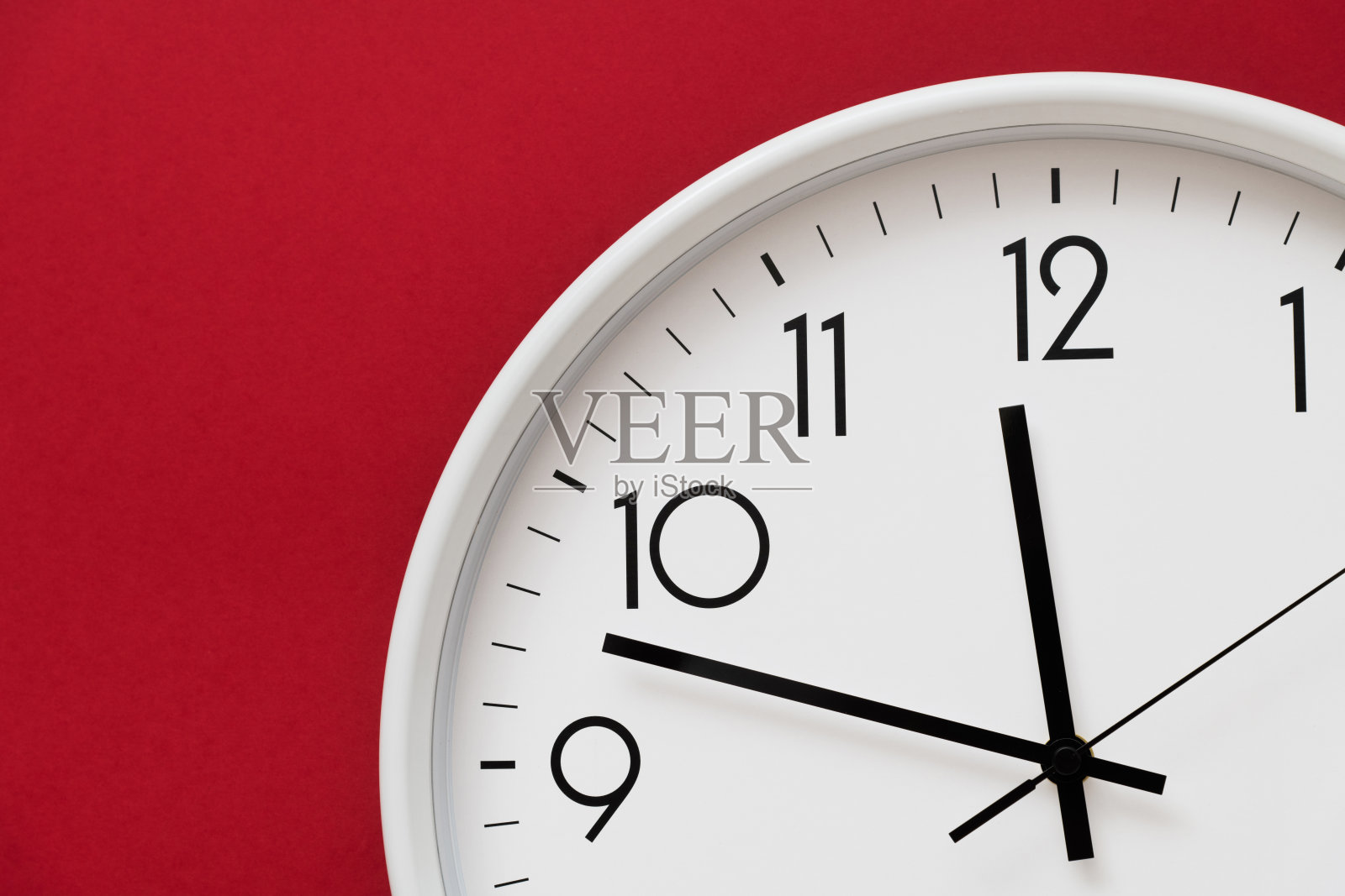 红色背景上的白色墙钟照片摄影图片