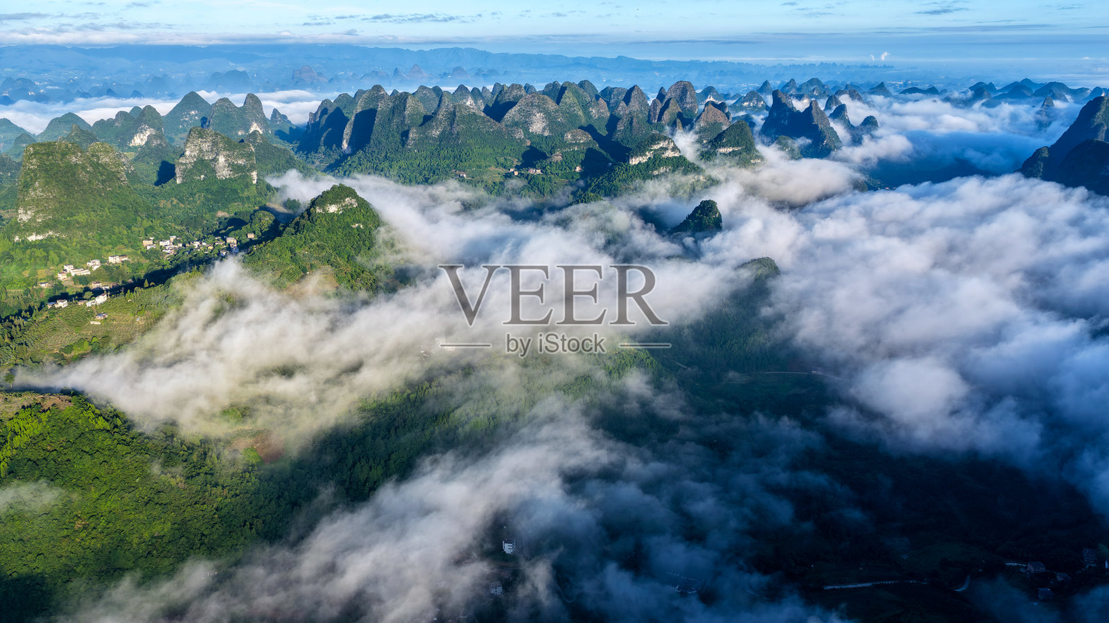 云雾缭绕的喀斯特山谷照片摄影图片