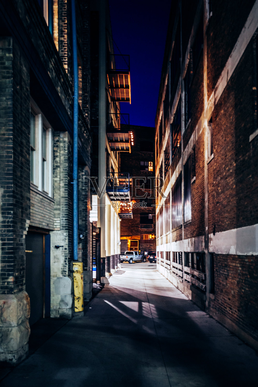 密尔沃基第三区的黑暗小巷照片摄影图片