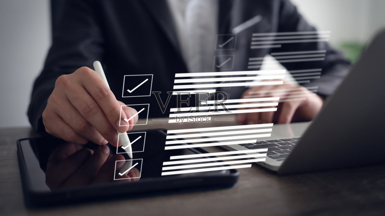 商业绩效评估概念，评估，商人在笔记本电脑上使用在线检查表调查，数字审计照片摄影图片