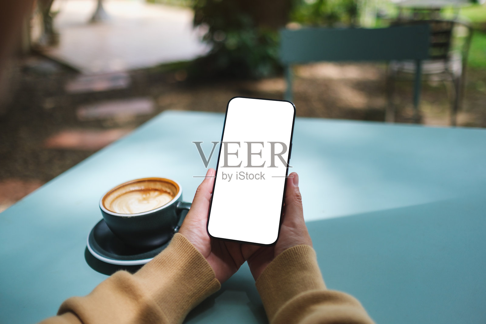 户外一名女性手持空白屏幕手机的模型图像照片摄影图片