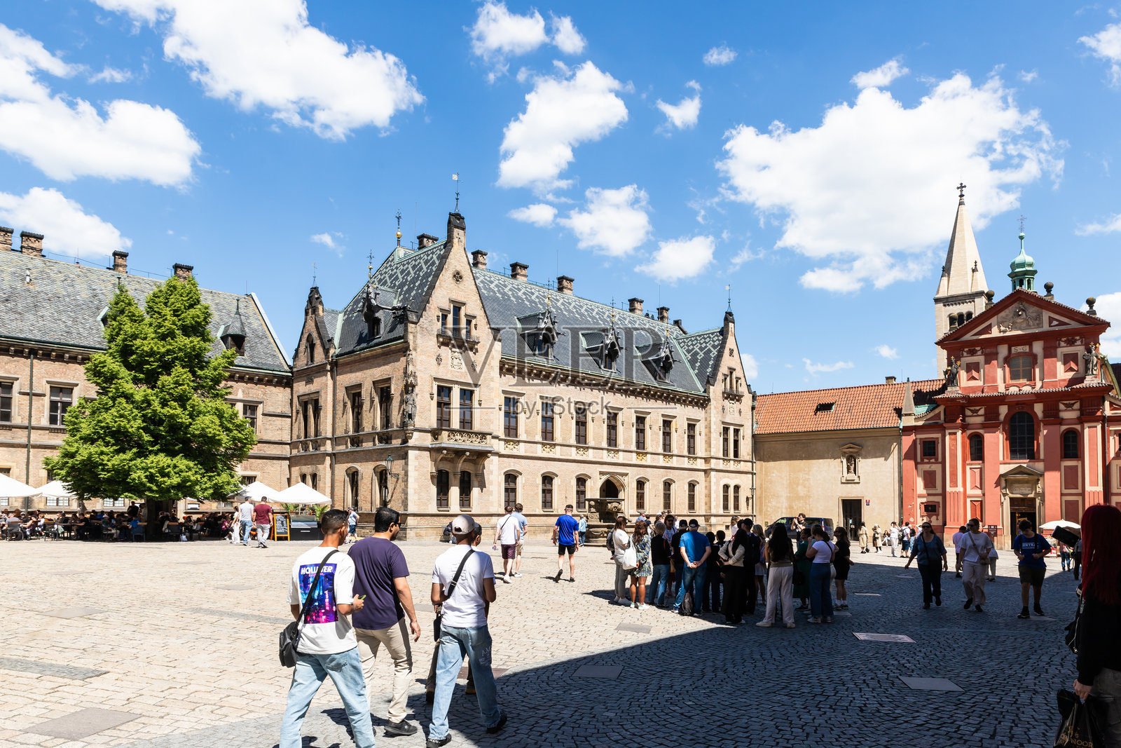 许多游客参观捷克共和国布拉格的布拉格城堡照片摄影图片