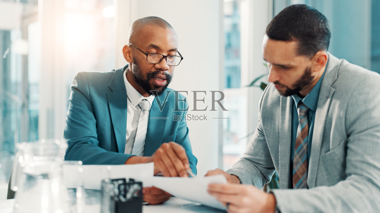 团队合作、规划和文件，商务人士在办公室进行项目提案、账户顾问或研究。预算顾问、公司财务主管与员工一起进行收入审查的文书工作。照片摄影图片