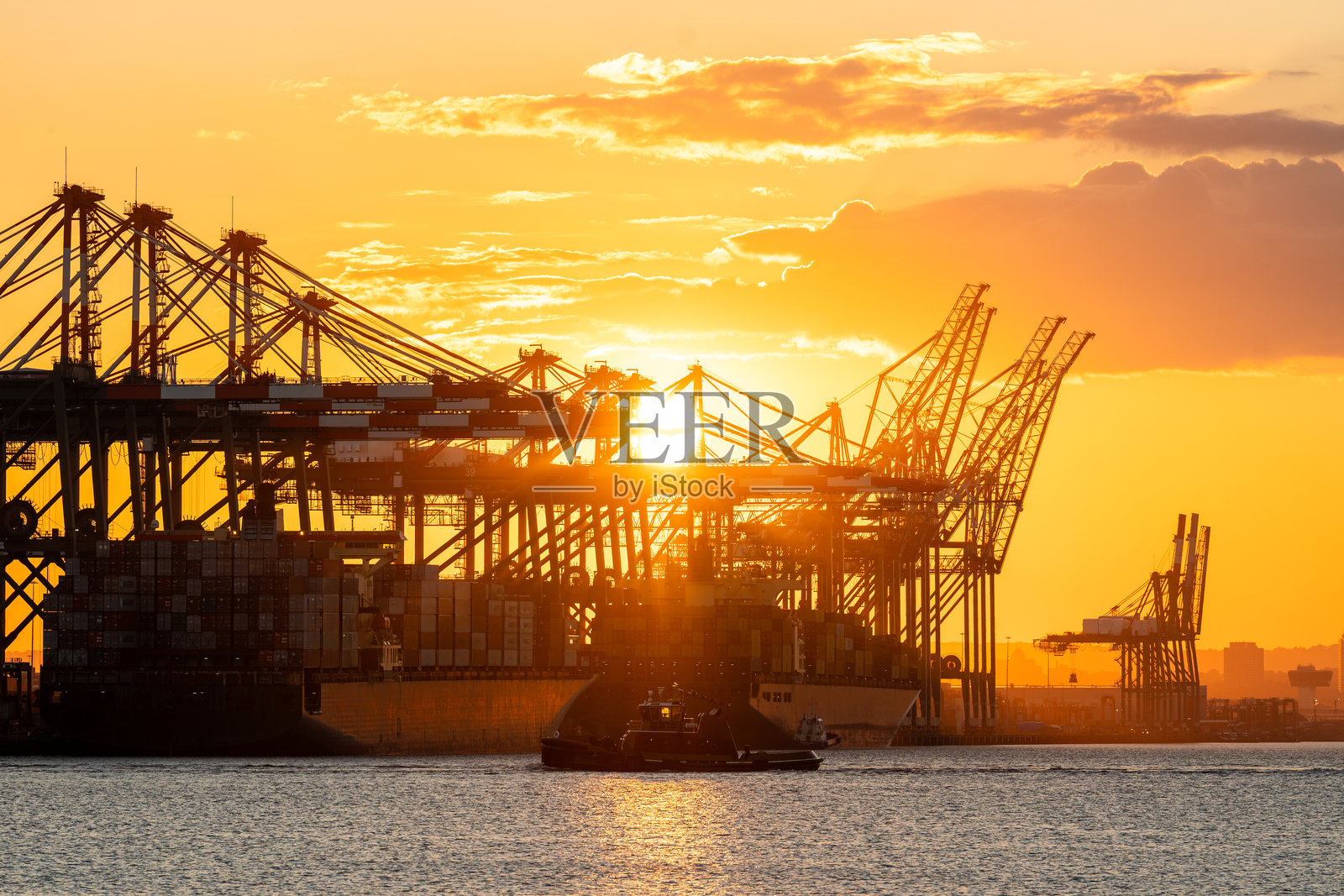 美国港口在日落时分全力运作照片摄影图片