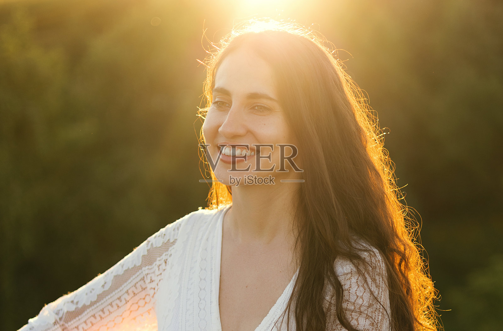日落时分，一位美丽的微笑女性肖像照片摄影图片