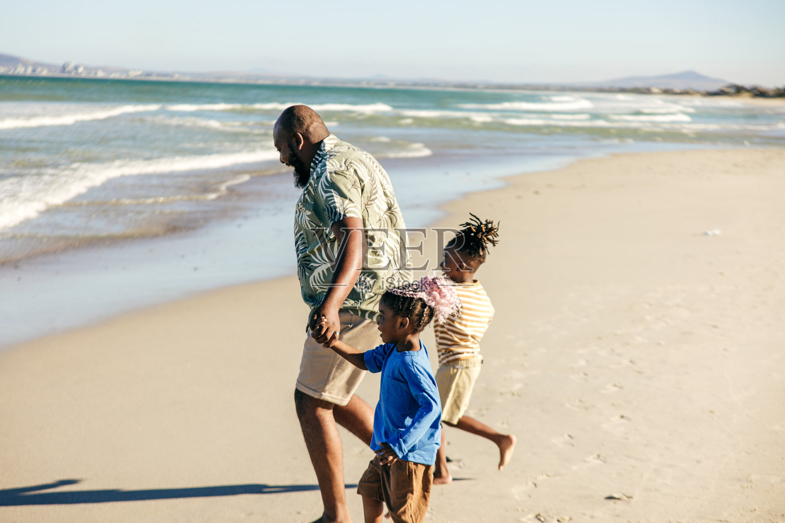 优质时光：爸爸在海岸上引领乐趣照片摄影图片
