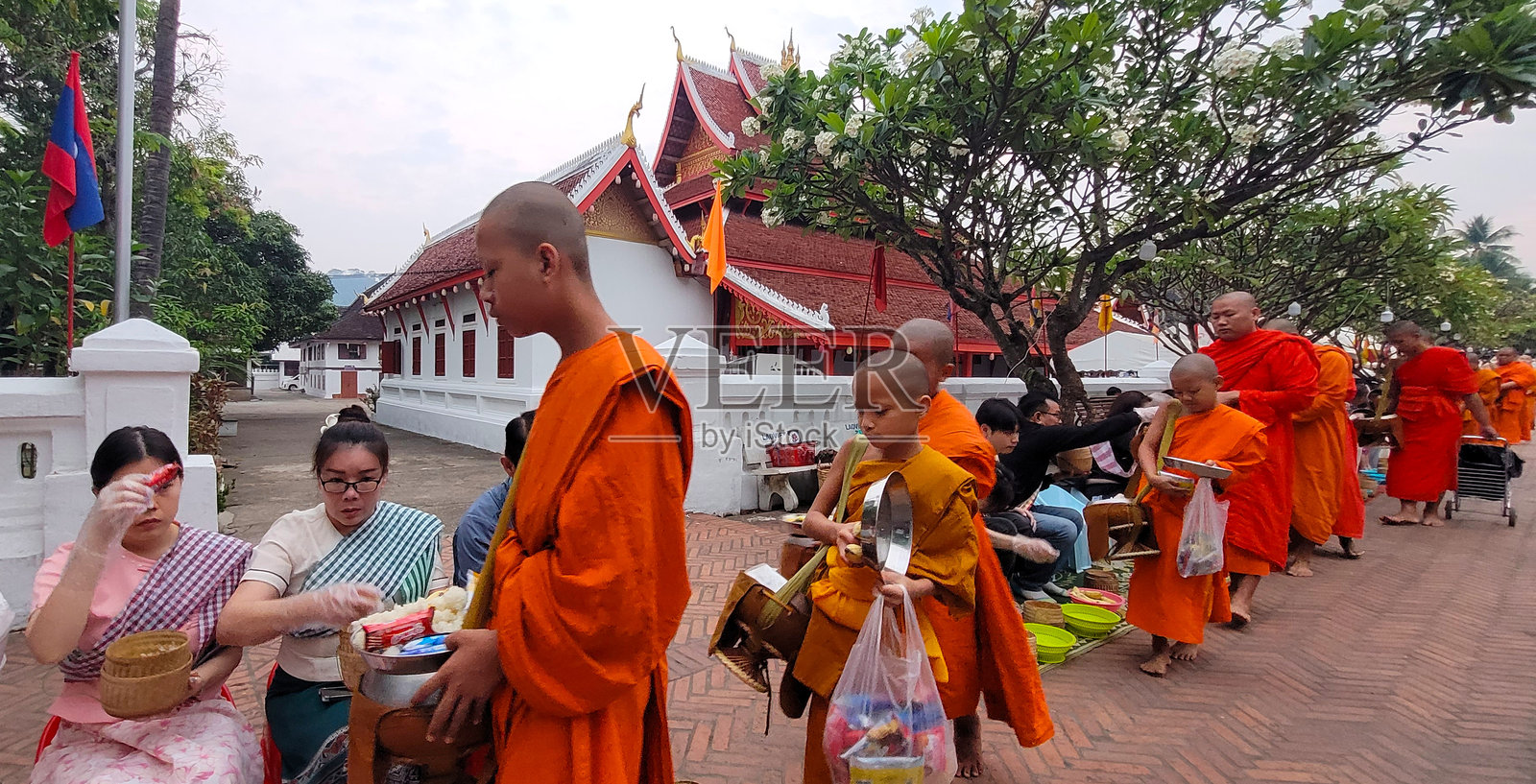 僧侣的晨间例行活动照片摄影图片