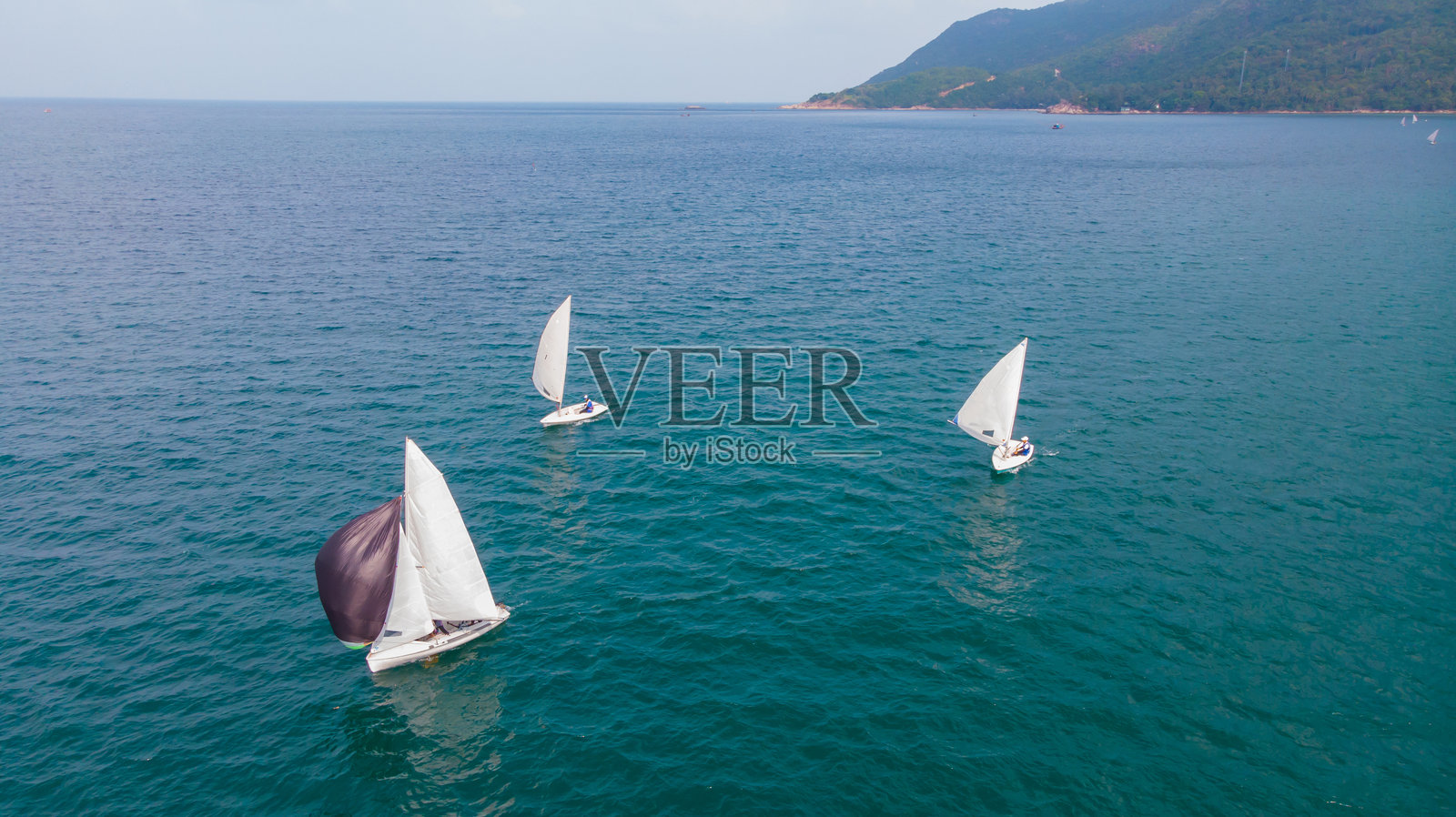 威利甘马海滩上的帆船照片摄影图片