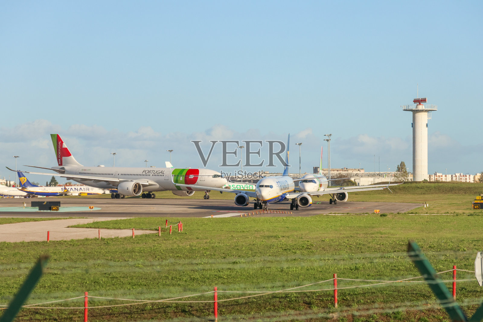 葡萄牙航空和亚速尔航空的飞机在里斯本机场滑行照片摄影图片