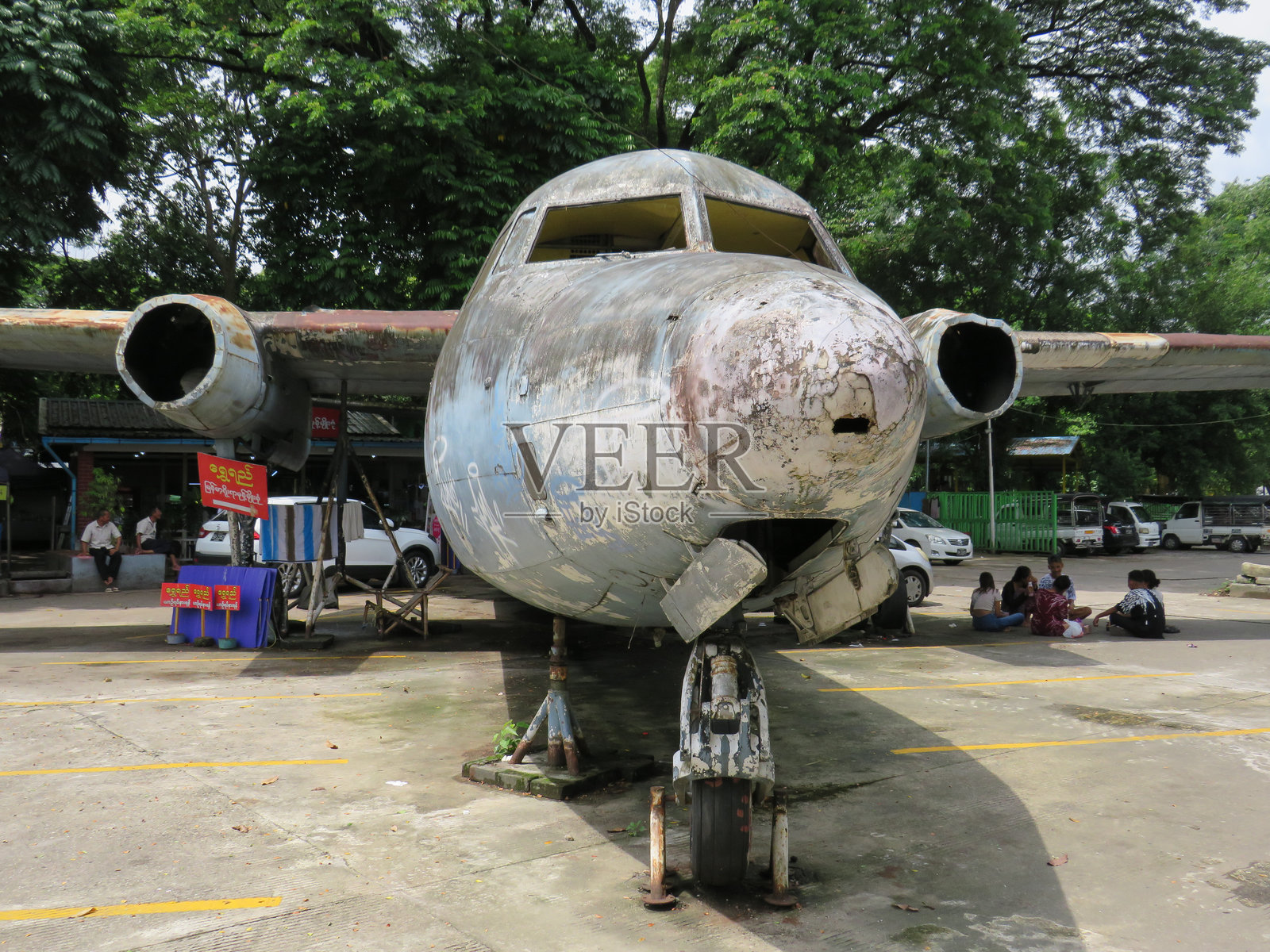仰光，缅甸停车场内生锈的旧喷气式飞机照片摄影图片
