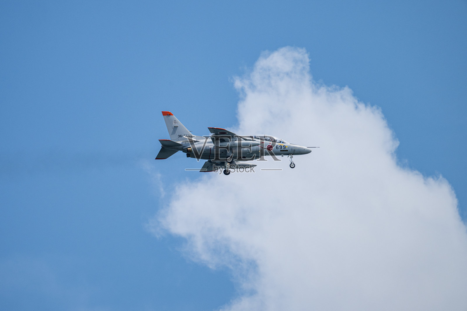 日本航空自卫队的一名飞行员在砂边进行飞行训练照片摄影图片