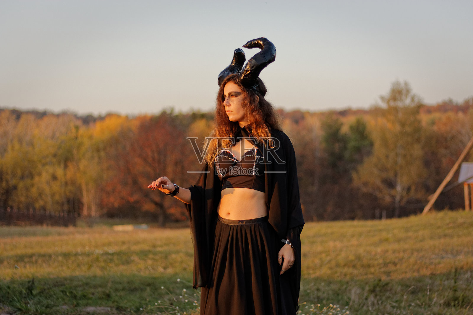 一位穿着黑色服装的年轻女性在田野中照片摄影图片