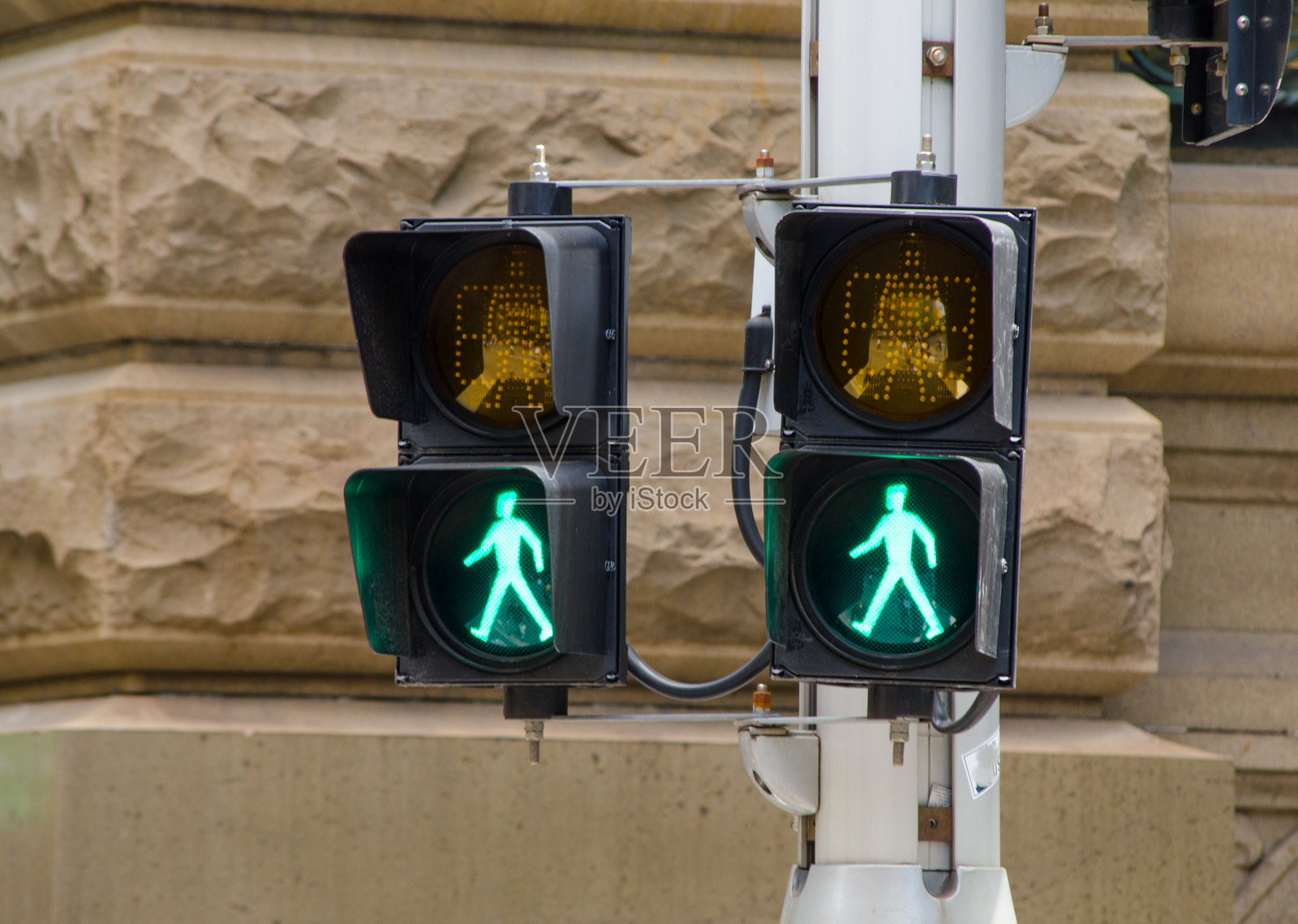 人行道上的绿灯。照片摄影图片