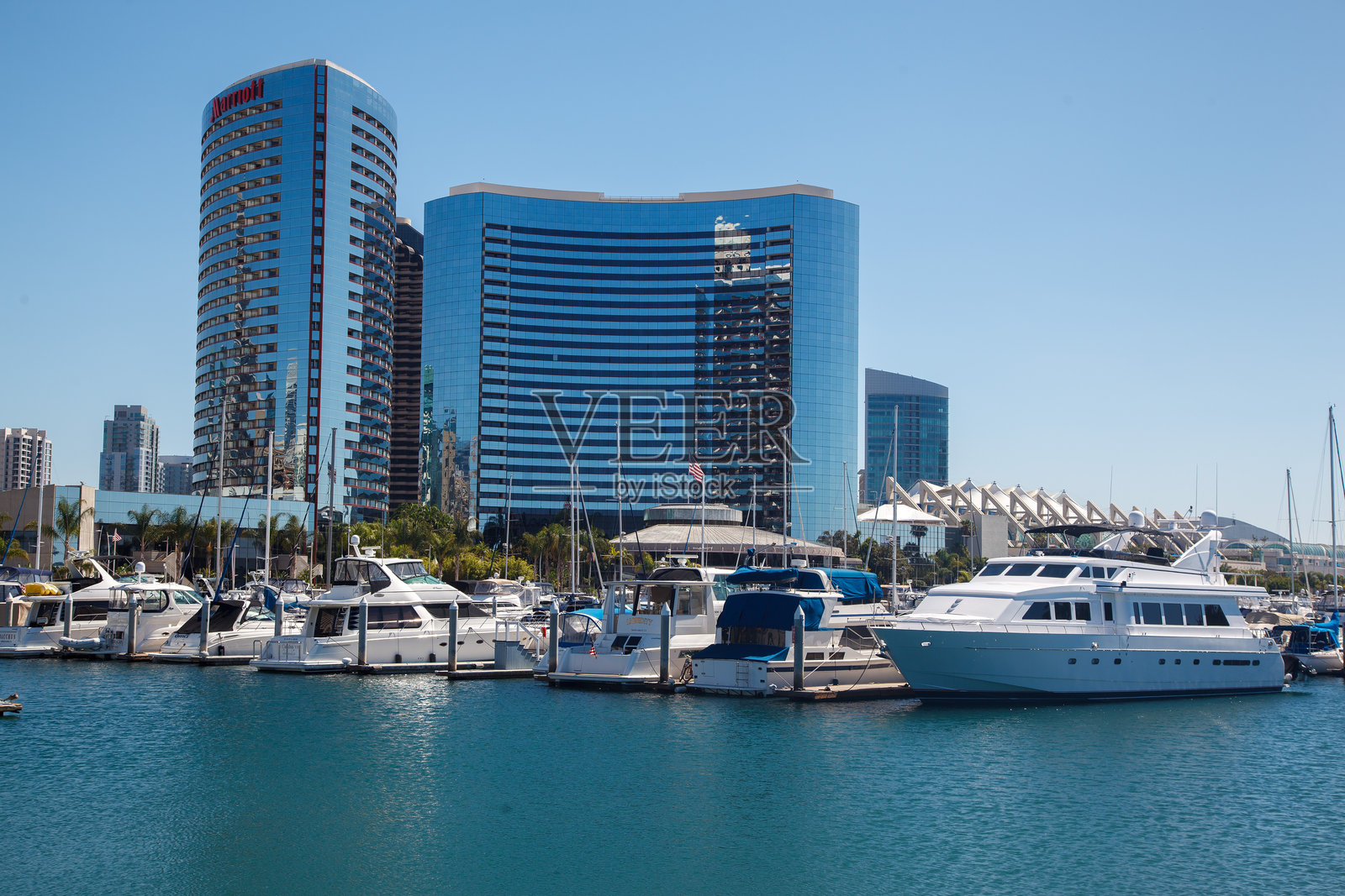 圣地亚哥，加利福尼亚州，美国的埃姆巴卡德罗公园豪华游艇与现代建筑。照片摄影图片