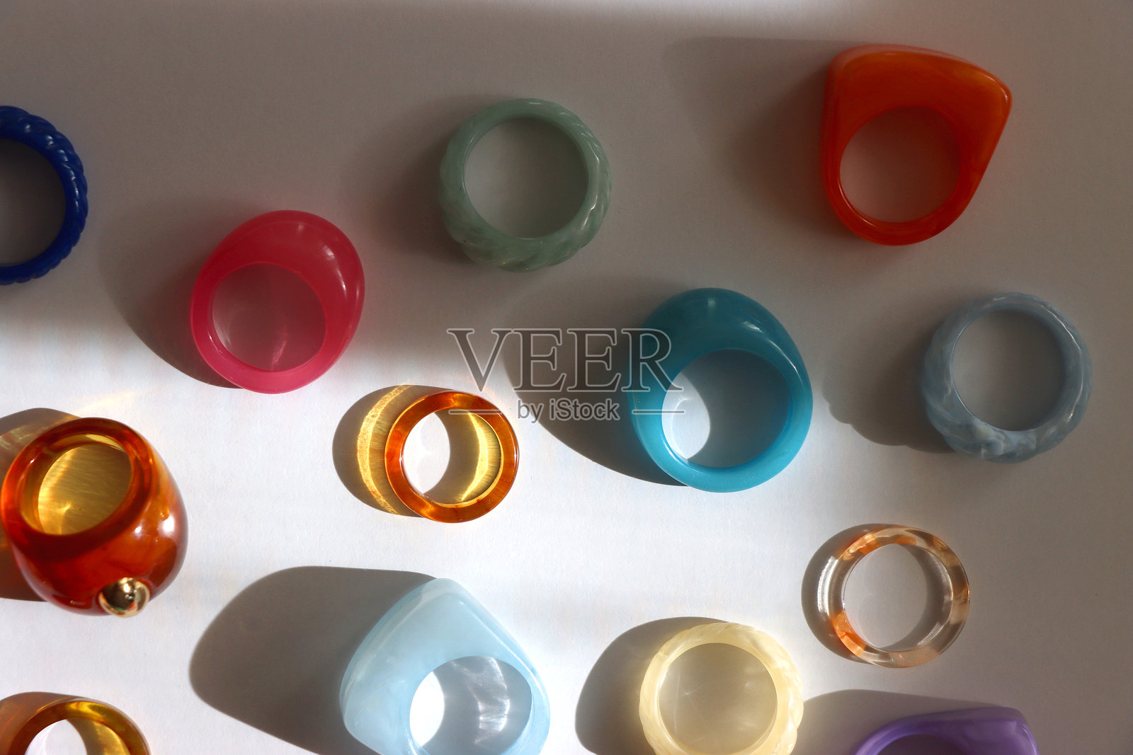 五彩缤纷的塑料环照片摄影图片