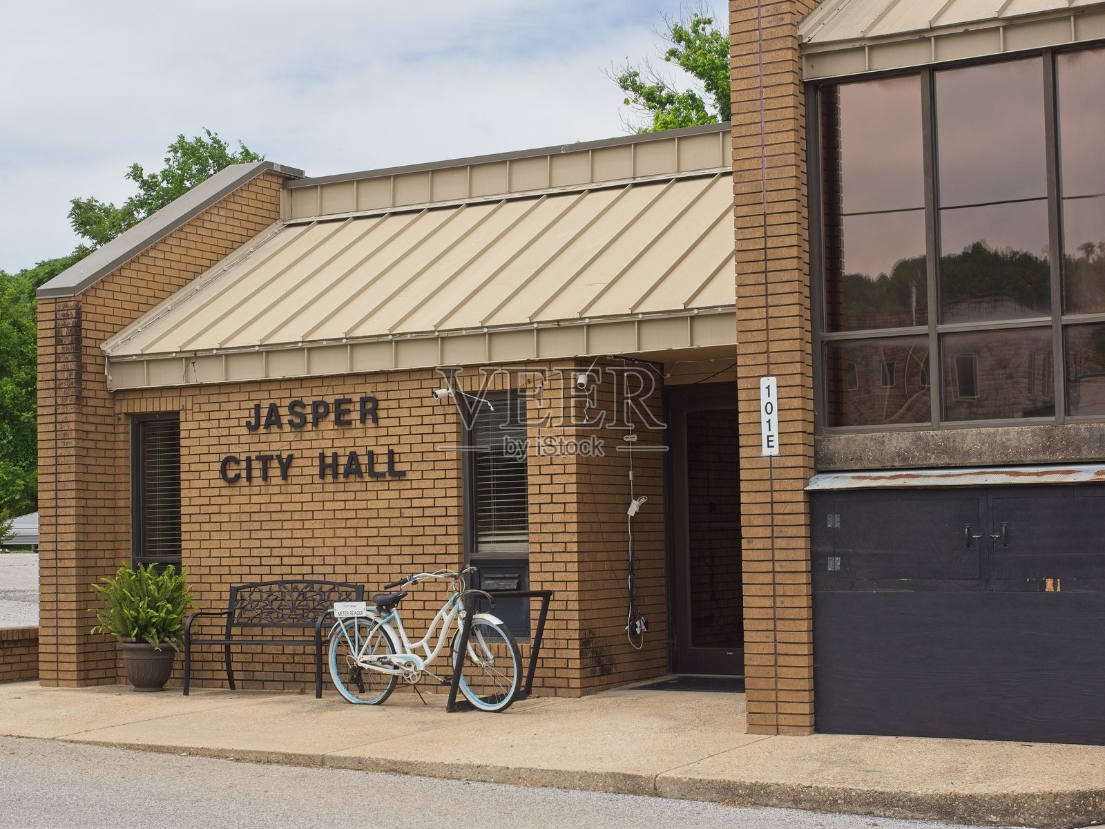 阿肯色州贾斯珀市市政厅建筑前停着一辆电表读数员的自行车照片摄影图片