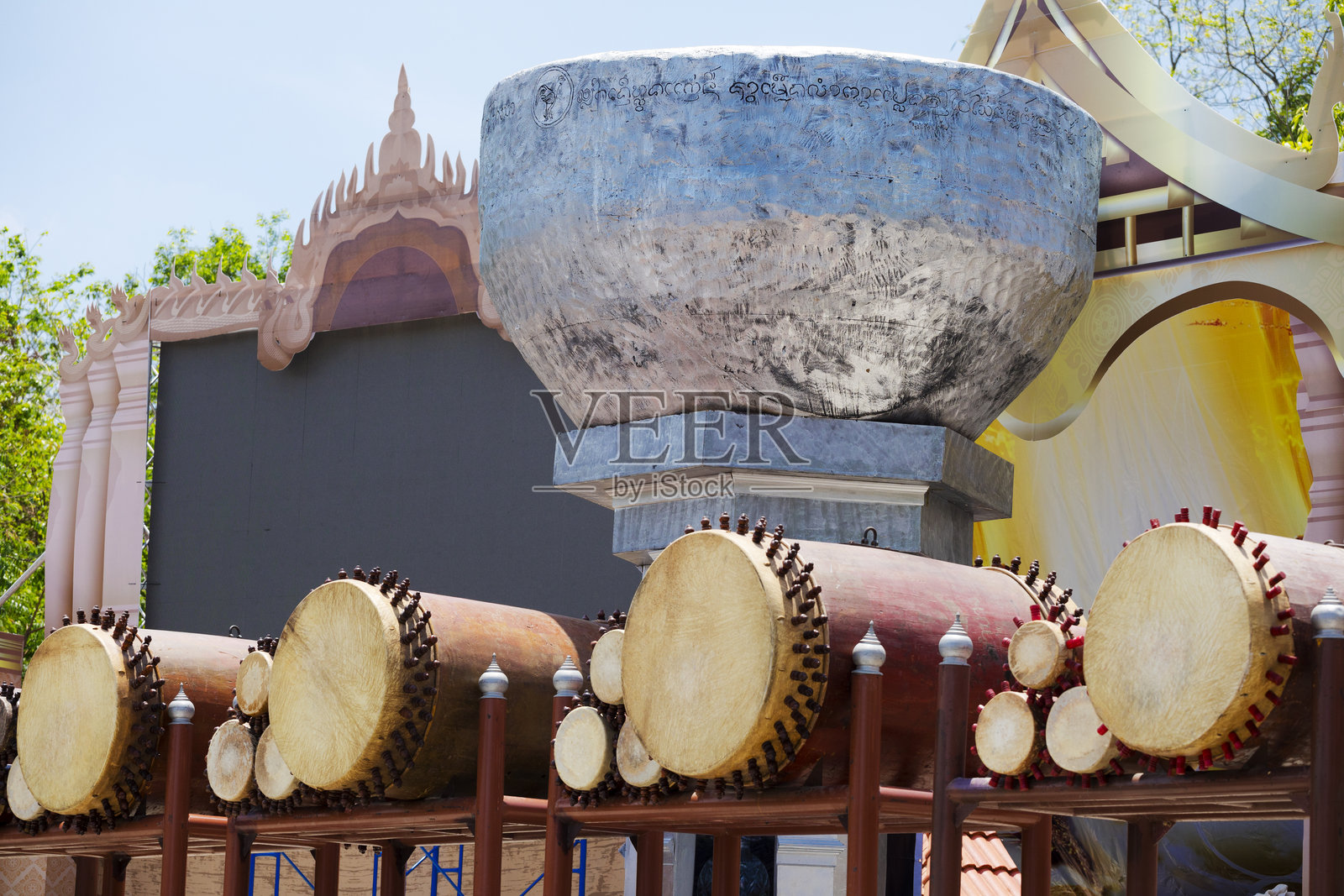 户外一组大型泰国鼓的视角照片摄影图片