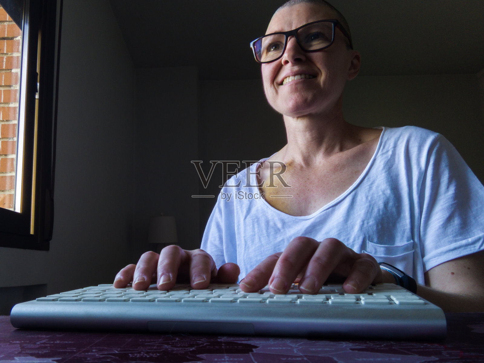 在家使用电脑远程办公。照片摄影图片