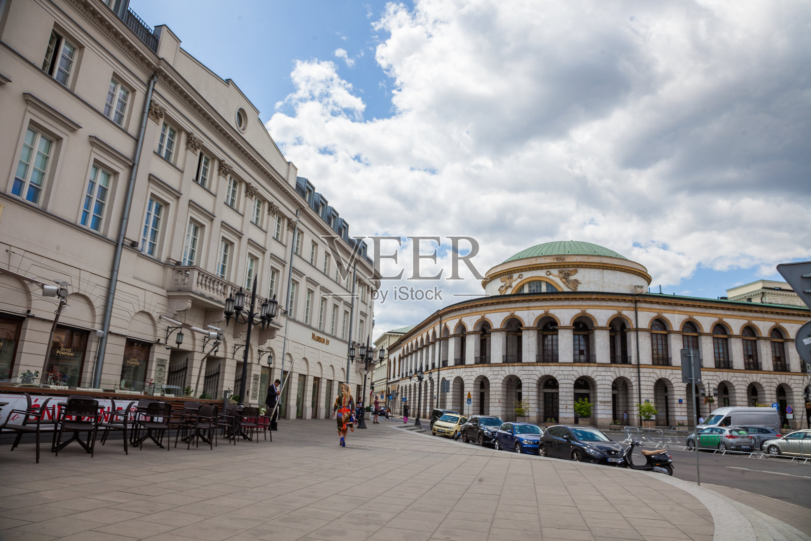 华沙的银行广场街,市中心的约翰·保罗二世收藏博物馆大楼照片摄影图片