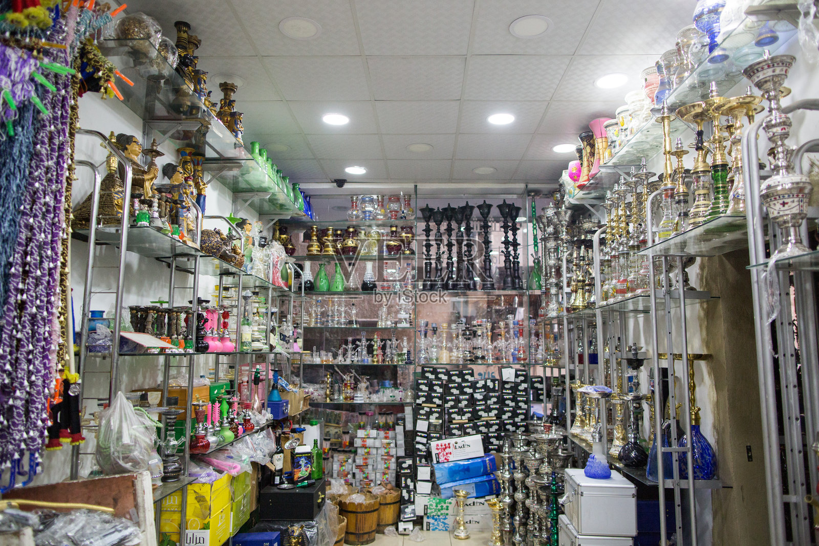 传统水烟店内部景观，展示了当地市场中各种各样的水烟管和配件照片摄影图片