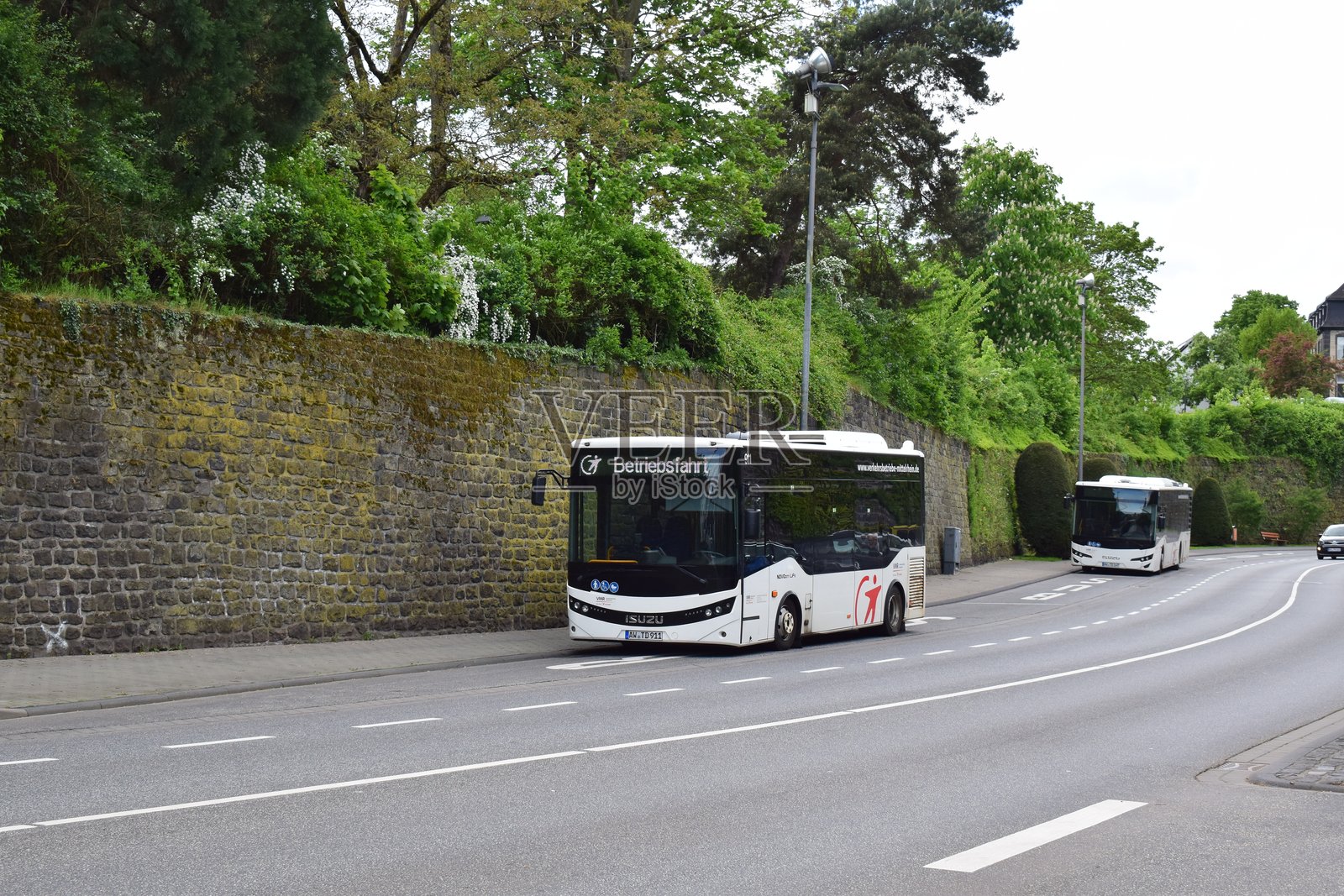 老城墙旁停放的公交车照片摄影图片