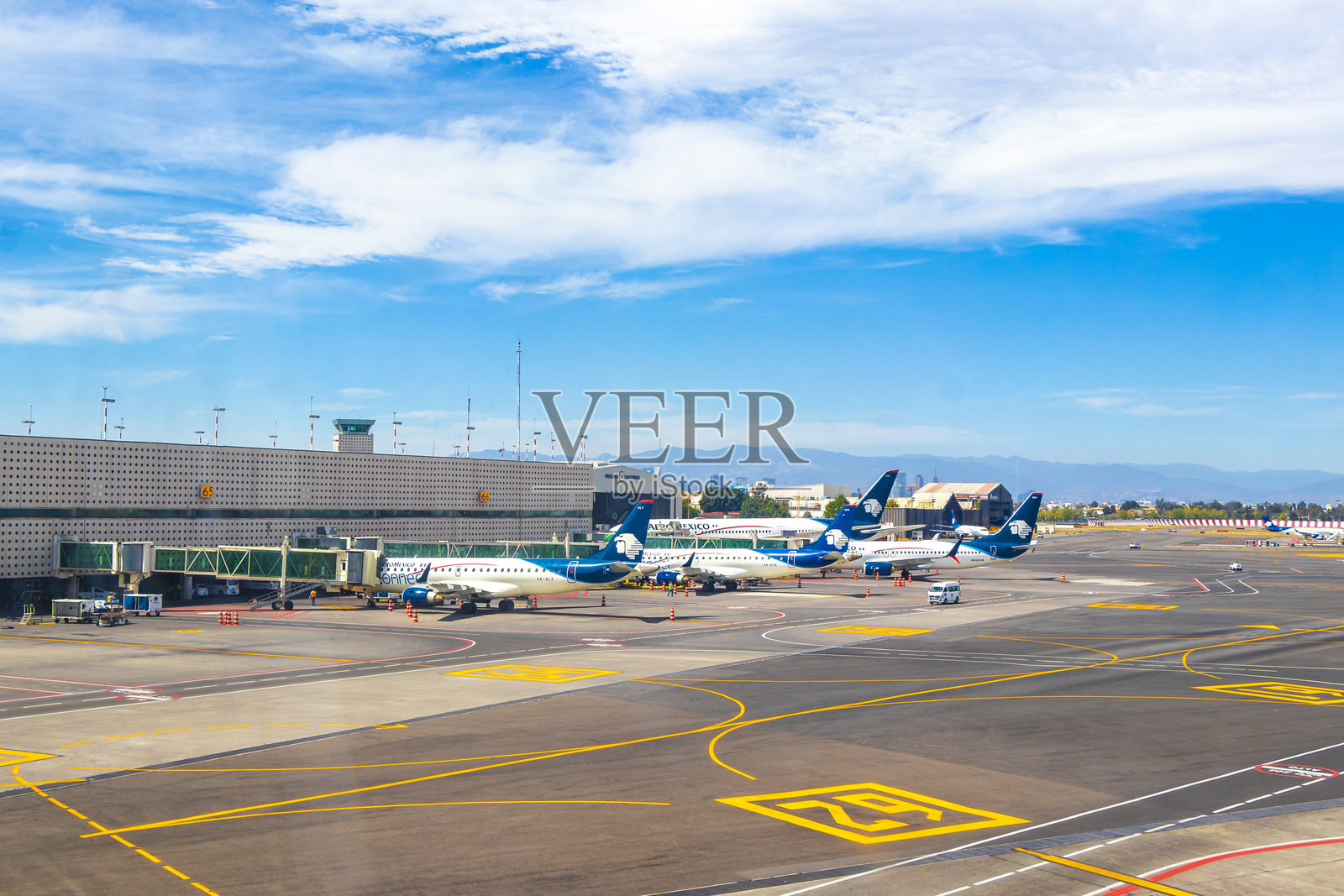 墨西哥城机场的飞机和跑道。照片摄影图片