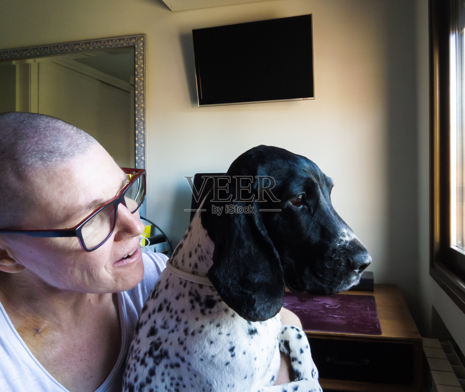 光头女性与她的狗照片摄影图片