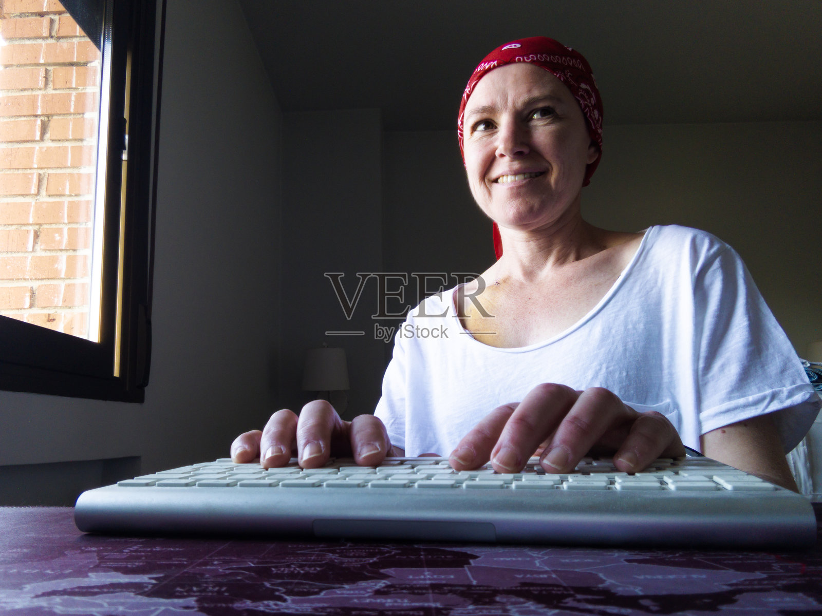 在家办公时头上戴着围巾照片摄影图片