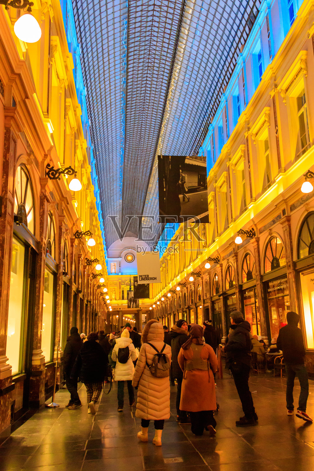 著名的圣于贝尔皇家画廊，位于比利时布鲁塞尔的玻璃购物拱廊。这些画廊于1847年开放，是城市的主要景点之一。照片摄影图片