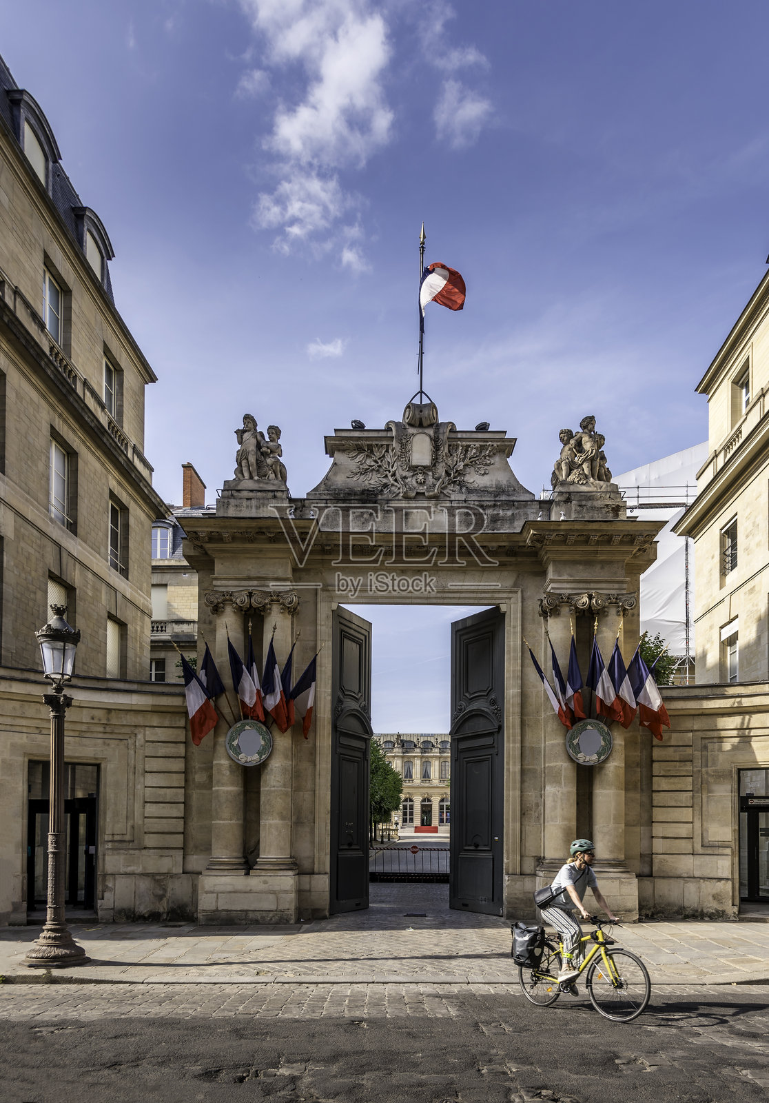 骑自行车的人穿过巴黎拉萨伊酒店的华丽大门照片摄影图片